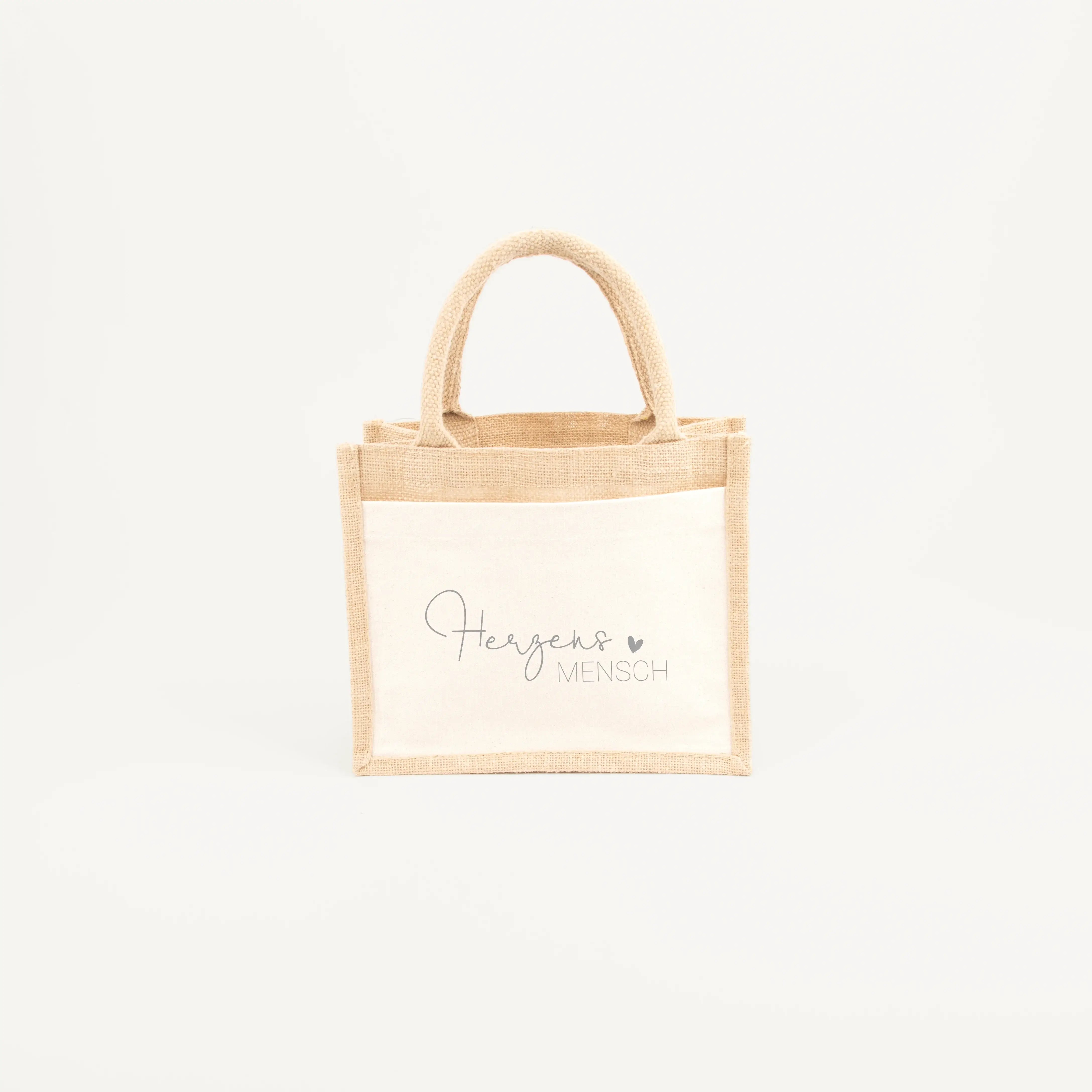 Jutetasche Herzensmensch-Jutetasche-famprints-Die Jutetasche Herzensmensch von famprints ist mehr als nur eine Tasche – sie ist eine liebevolle Botschaft für Menschen, die dir besonders nahestehen. Mit dem feinen Schriftzug Herzensmensch und dem kleinen H
