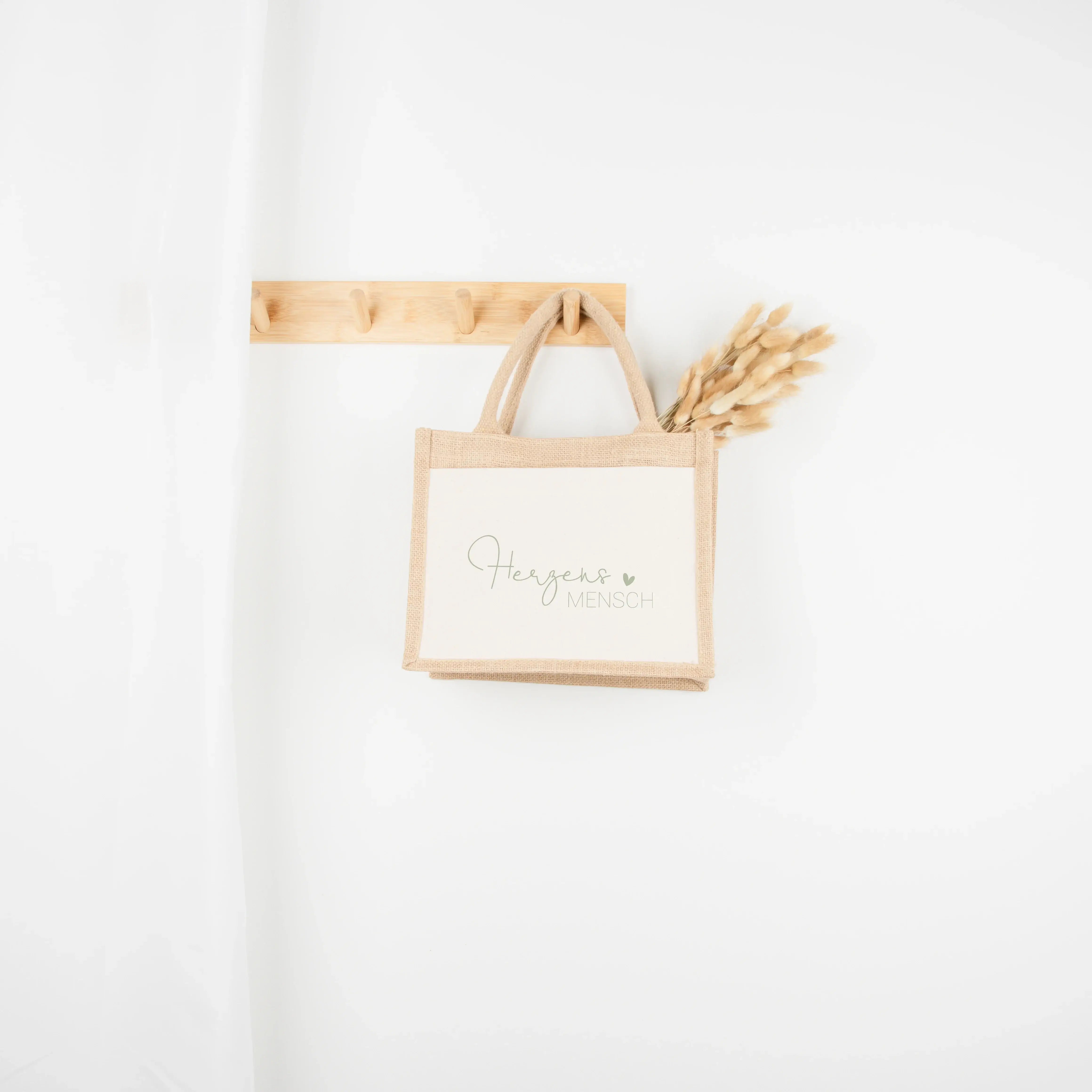 Jutetasche Herzensmensch-Jutetasche-famprints-Die Jutetasche Herzensmensch von famprints ist mehr als nur eine Tasche – sie ist eine liebevolle Botschaft für Menschen, die dir besonders nahestehen. Mit dem feinen Schriftzug Herzensmensch und dem kleinen H