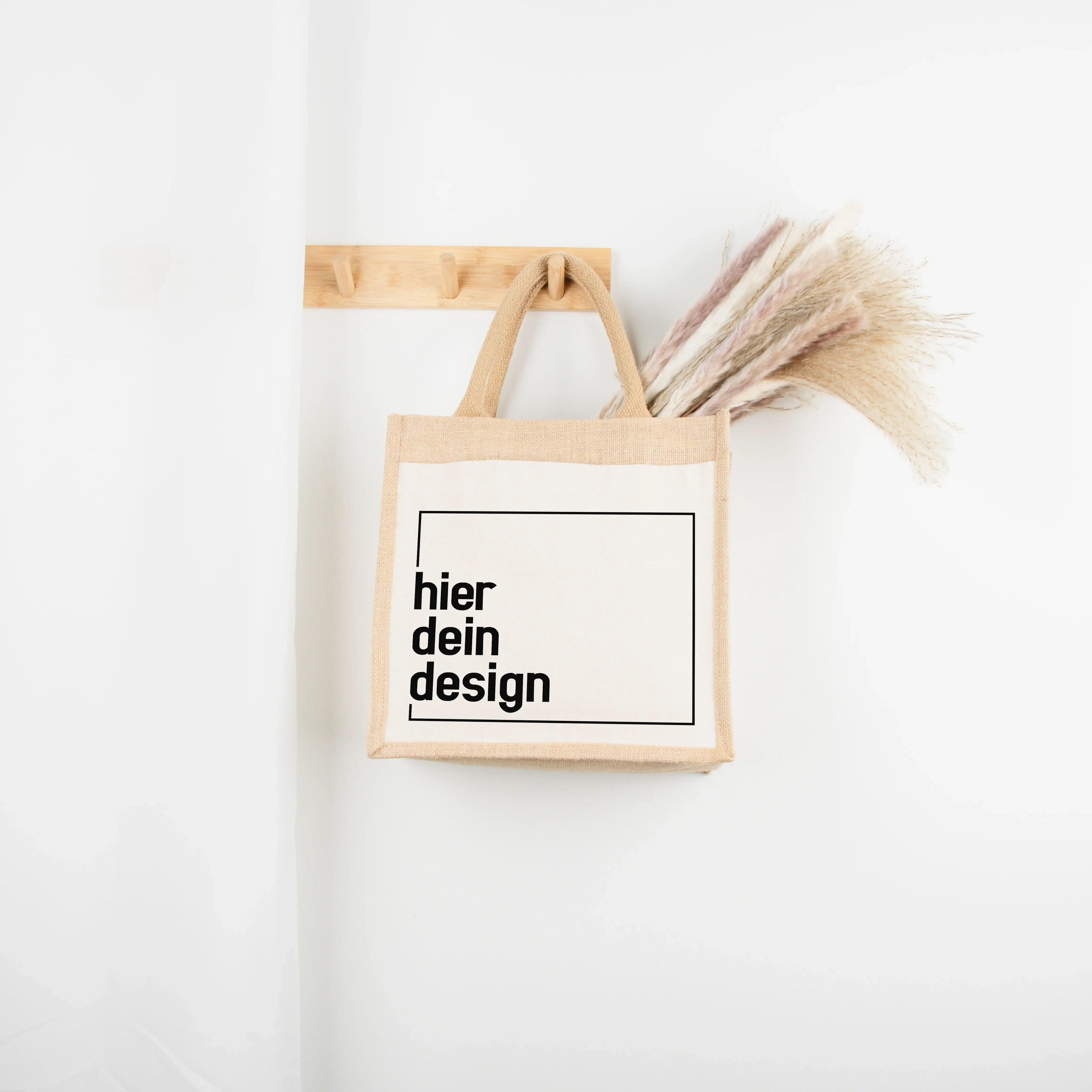 Jutetasche Dein Design-Jutetasche-famprints-Jutetasche Dein Design ist deine persönliche Tragetasche mit Charakter. Bei famprints gestaltest du eine hochwertige Jutetasche, die außen ihre natürliche Optik behält und innen laminiert ist. So wirkt sie authe