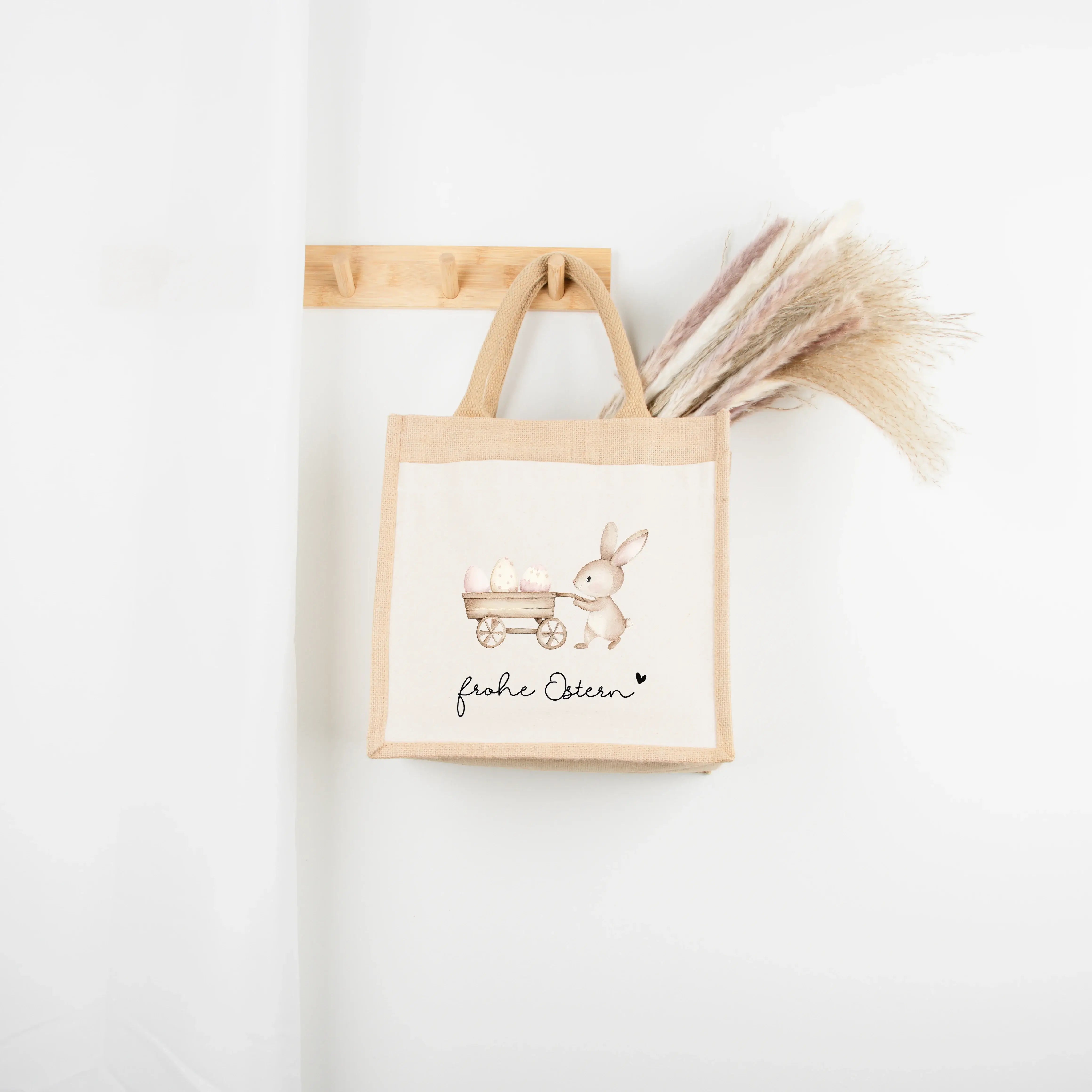 Jutetasche Frohe Ostern-Jutetasche-famprints-Die Jutetasche Frohe Ostern von famprints ist mehr als nur eine Oster Tasche – sie ist ein liebevolles Detail für dein Osterfest. Ob als Geschenkverpackung für kleine Präsente, als Ostergeschenk für Kinder oder
