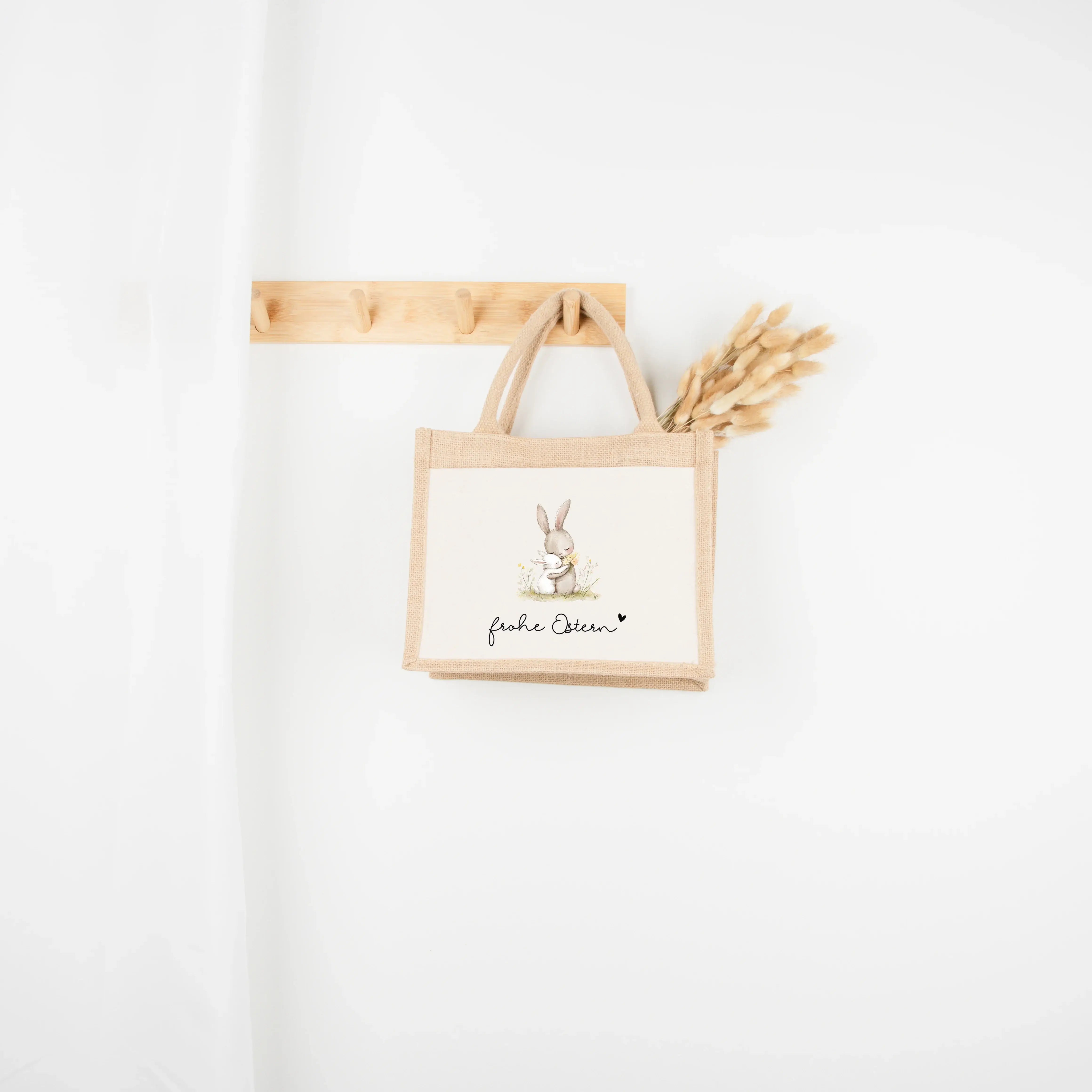 Jutetasche Frohe Ostern-Jutetasche-famprints-Die Jutetasche Frohe Ostern von famprints ist mehr als nur eine Oster Tasche – sie ist ein liebevolles Detail für dein Osterfest. Ob als Geschenkverpackung für kleine Präsente, als Ostergeschenk für Kinder oder