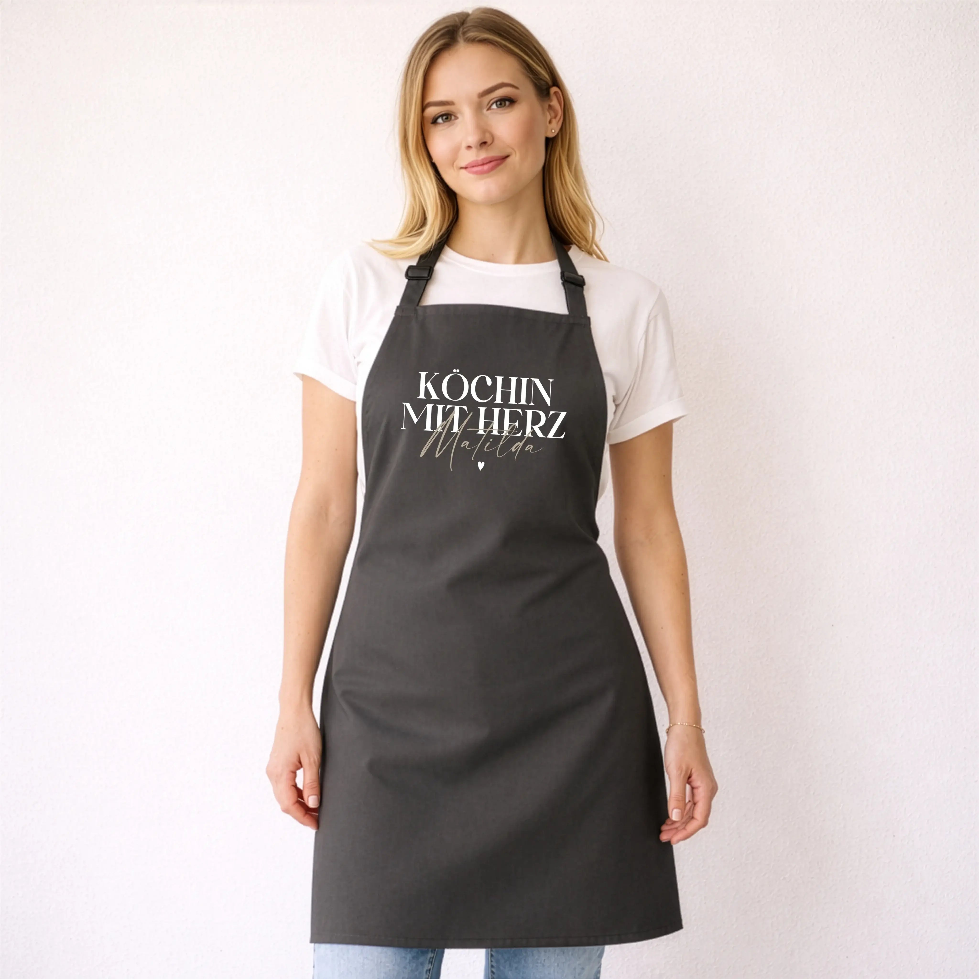 Kochschürze Köchin mit Herz--famprints-Die Kochschürze Köchin mit Herz von famprints ist mehr als nur ein praktisches Küchenaccessoire. Sie wird zu einem persönlichen Lieblingsstück, das Kochen, Backen und Zubereiten begleitet. Mit deinem Wunschnamen gest