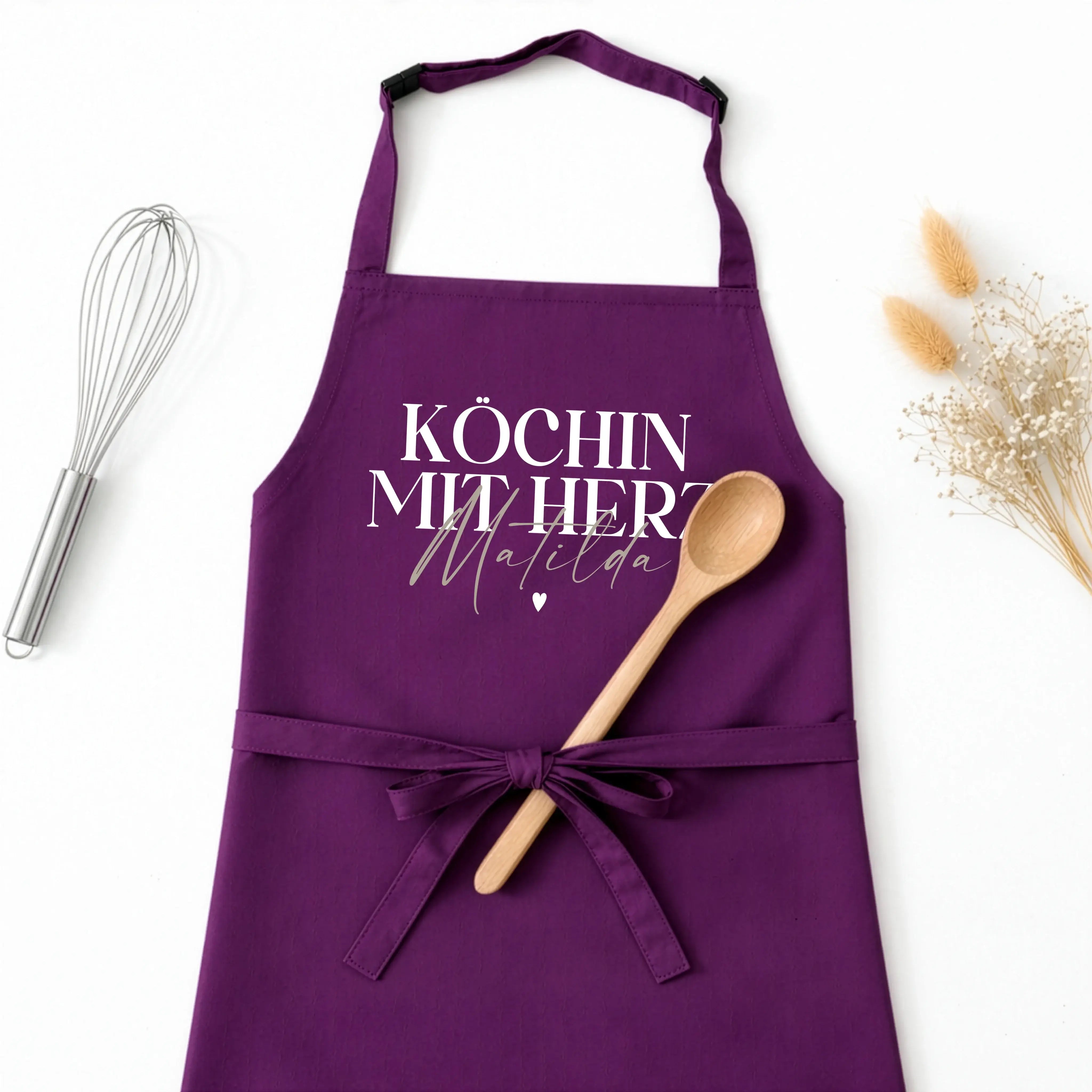 Kochschürze Köchin mit Herz--famprints-Die Kochschürze Köchin mit Herz von famprints ist mehr als nur ein praktisches Küchenaccessoire. Sie wird zu einem persönlichen Lieblingsstück, das Kochen, Backen und Zubereiten begleitet. Mit deinem Wunschnamen gest