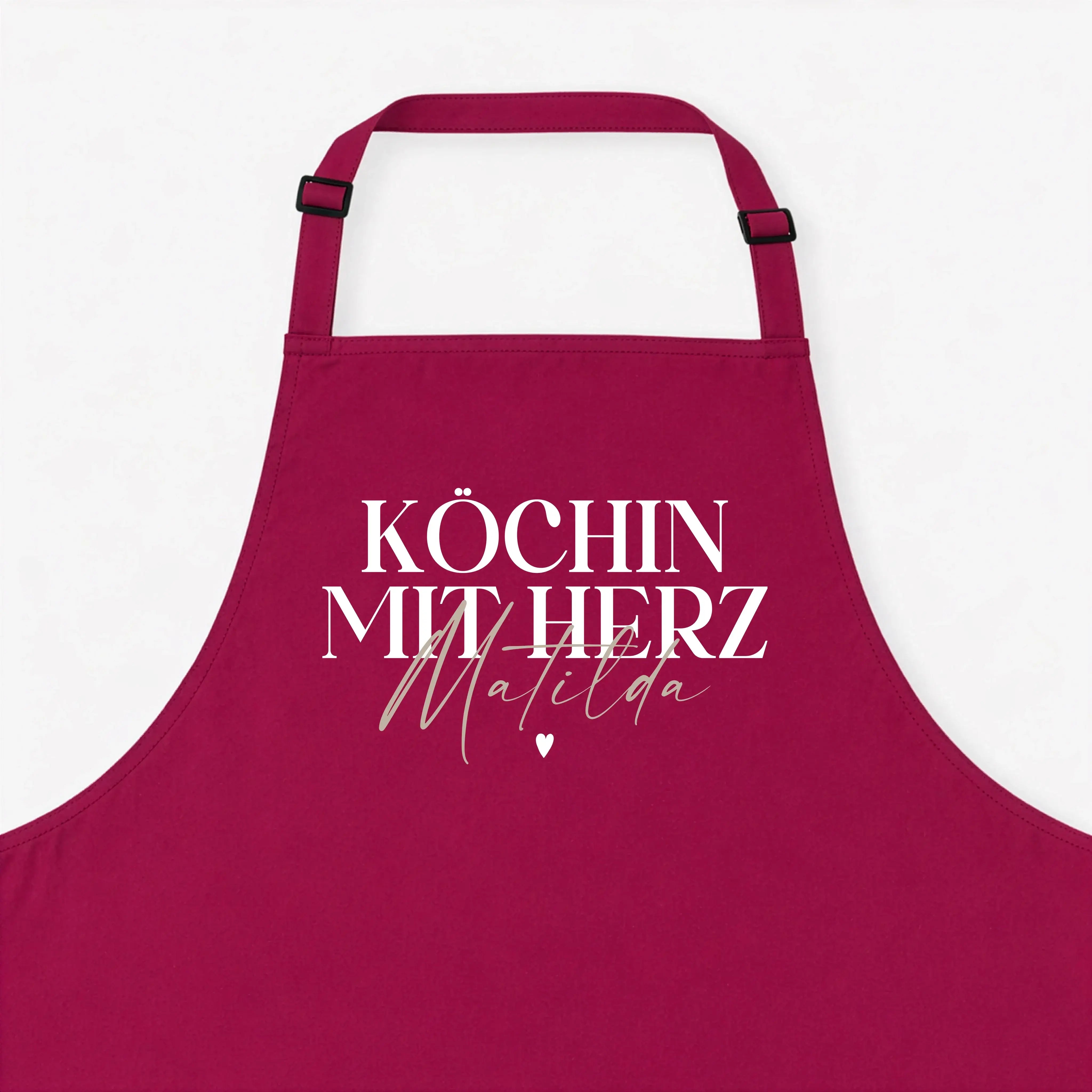Kochschürze Köchin mit Herz--famprints-Die Kochschürze Köchin mit Herz von famprints ist mehr als nur ein praktisches Küchenaccessoire. Sie wird zu einem persönlichen Lieblingsstück, das Kochen, Backen und Zubereiten begleitet. Mit deinem Wunschnamen gest