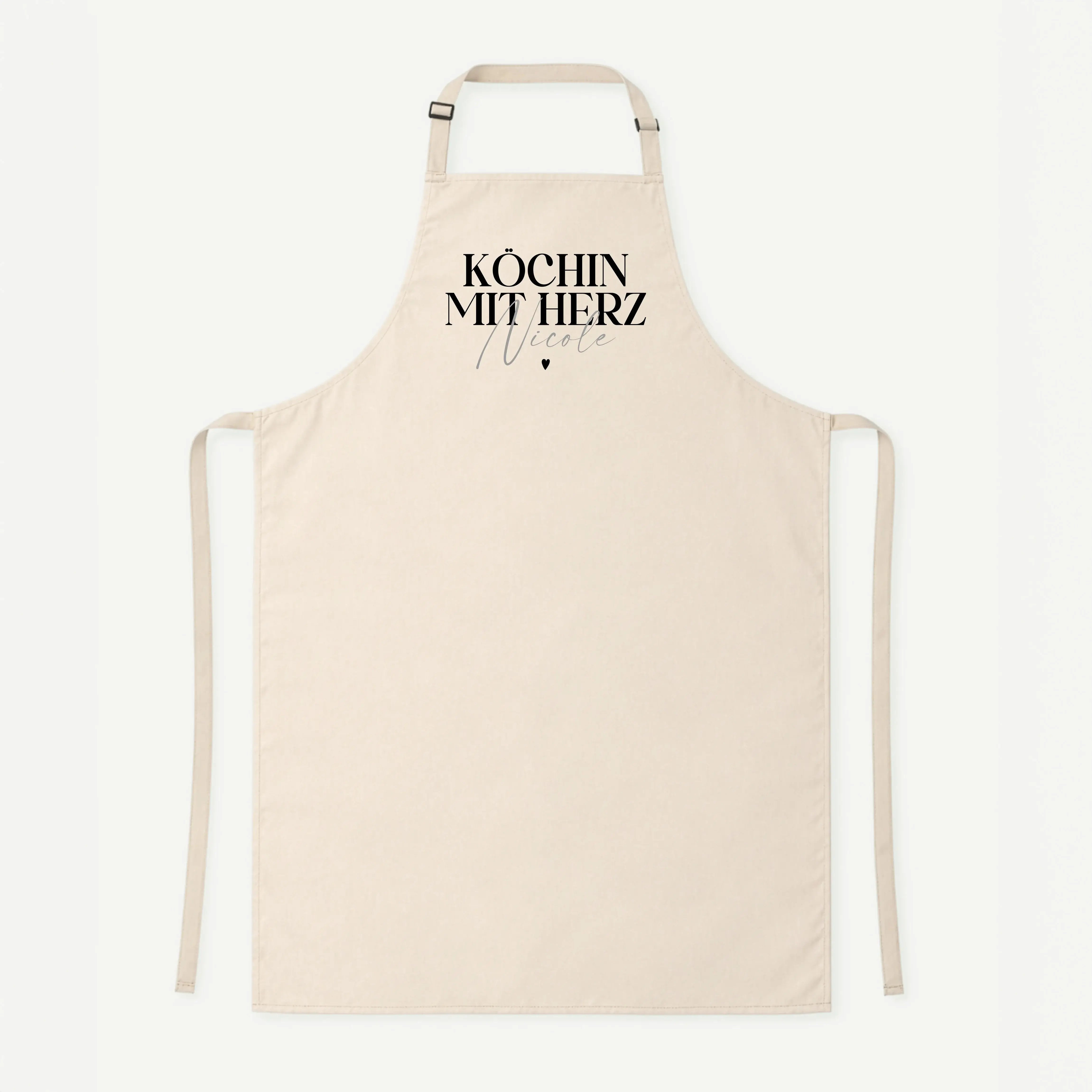 Kochschürze Köchin mit Herz--famprints-Die Kochschürze Köchin mit Herz von famprints ist mehr als nur ein praktisches Küchenaccessoire. Sie wird zu einem persönlichen Lieblingsstück, das Kochen, Backen und Zubereiten begleitet. Mit deinem Wunschnamen gest