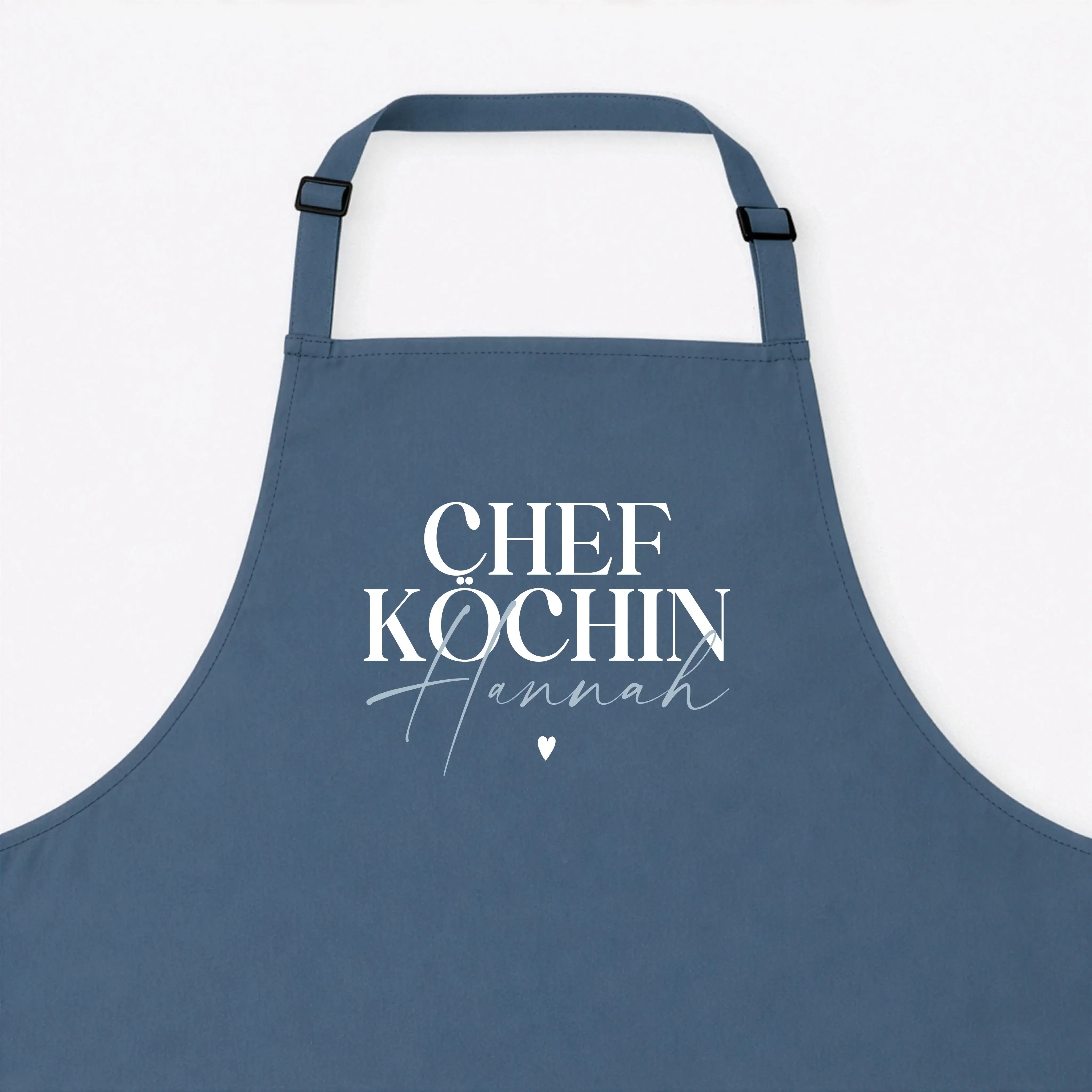 Kochschürze Chefköchin-Kochschürze-famprints-Die Kochschürze Chefköchin von famprints ist mehr als ein praktisches Küchenaccessoire. Sie wird mit deinem Wunschnamen personalisiert und macht Kochen, Backen und Vorbereiten zu etwas Persönlichem. Der Schrift