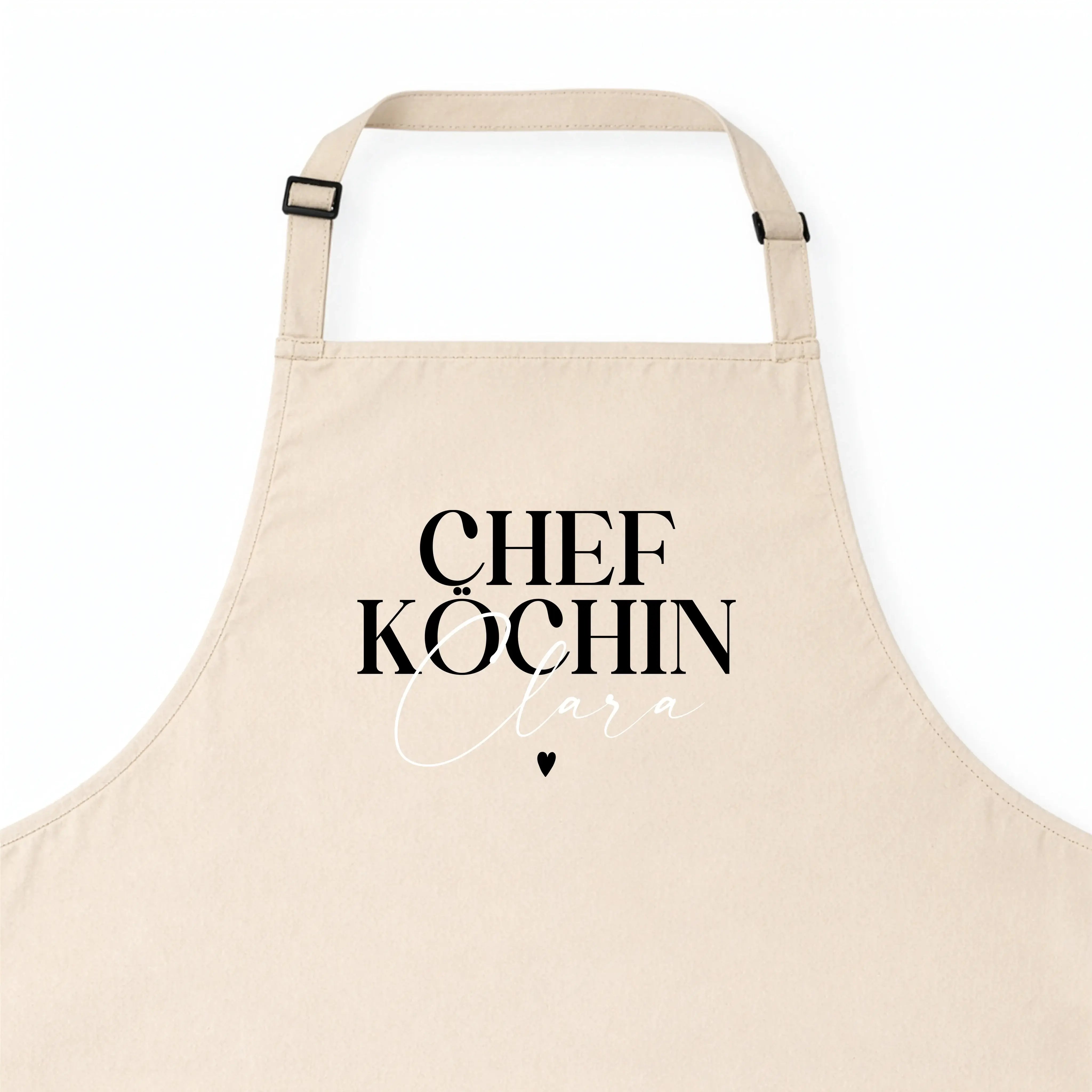 Kochschürze Chefköchin-Kochschürze-famprints-Die Kochschürze Chefköchin von famprints ist mehr als ein praktisches Küchenaccessoire. Sie wird mit deinem Wunschnamen personalisiert und macht Kochen, Backen und Vorbereiten zu etwas Persönlichem. Der Schrift