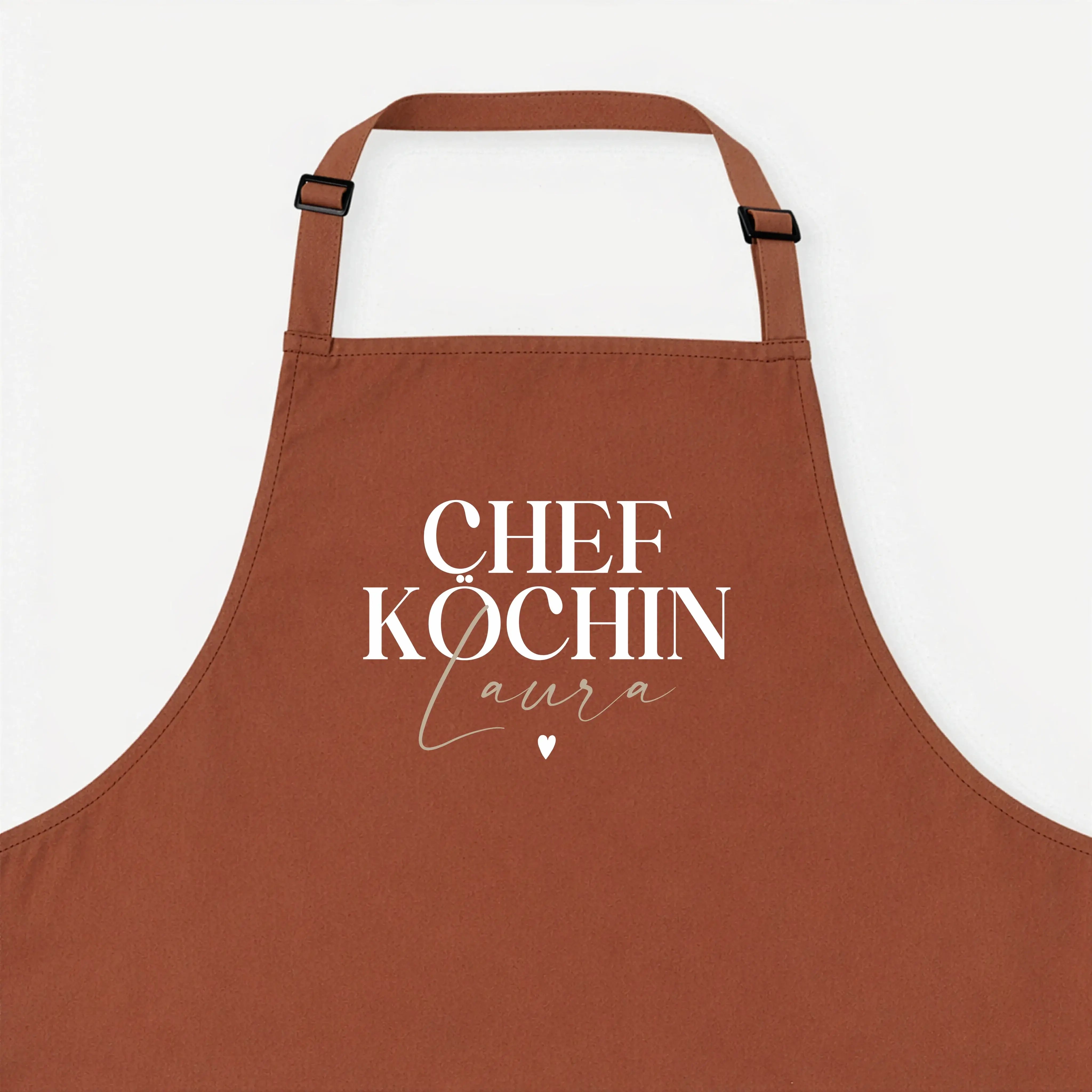 Kochschürze Chefköchin-Kochschürze-famprints-Die Kochschürze Chefköchin von famprints ist mehr als ein praktisches Küchenaccessoire. Sie wird mit deinem Wunschnamen personalisiert und macht Kochen, Backen und Vorbereiten zu etwas Persönlichem. Der Schrift