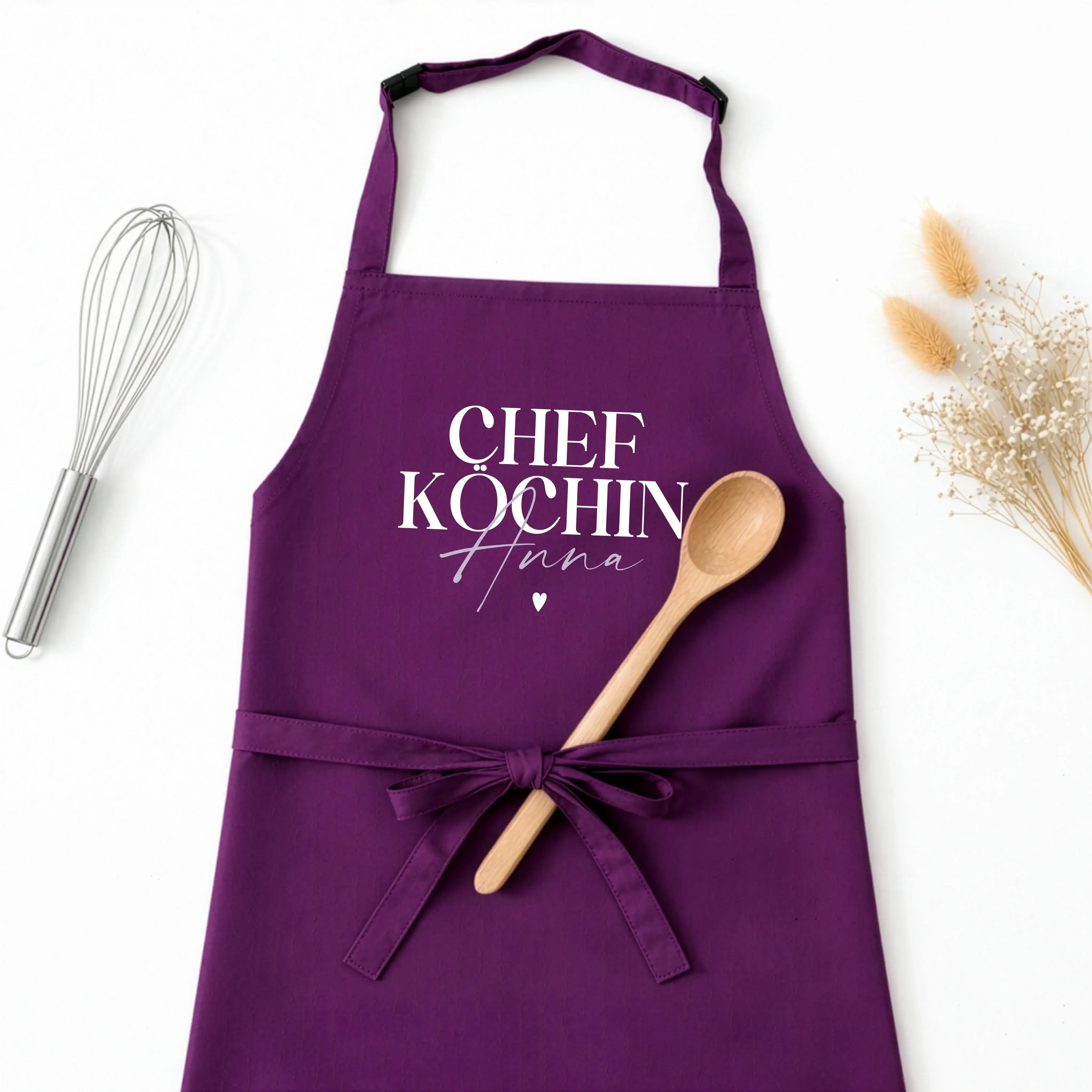 Kochschürze Chefköchin-Kochschürze-famprints-Die Kochschürze Chefköchin von famprints ist mehr als ein praktisches Küchenaccessoire. Sie wird mit deinem Wunschnamen personalisiert und macht Kochen, Backen und Vorbereiten zu etwas Persönlichem. Der Schrift