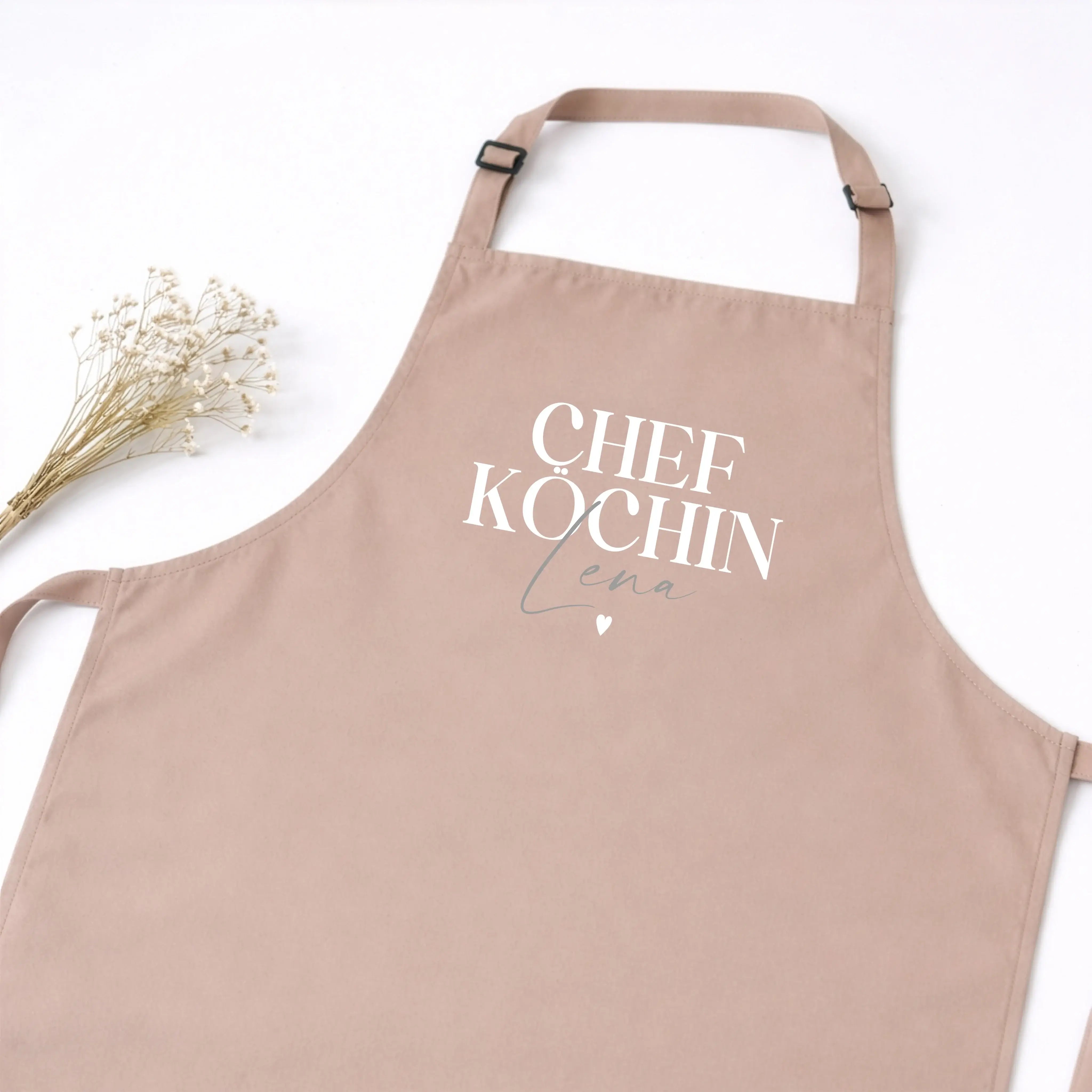 Kochschürze Chefköchin-Kochschürze-famprints-Die Kochschürze Chefköchin von famprints ist mehr als ein praktisches Küchenaccessoire. Sie wird mit deinem Wunschnamen personalisiert und macht Kochen, Backen und Vorbereiten zu etwas Persönlichem. Der Schrift