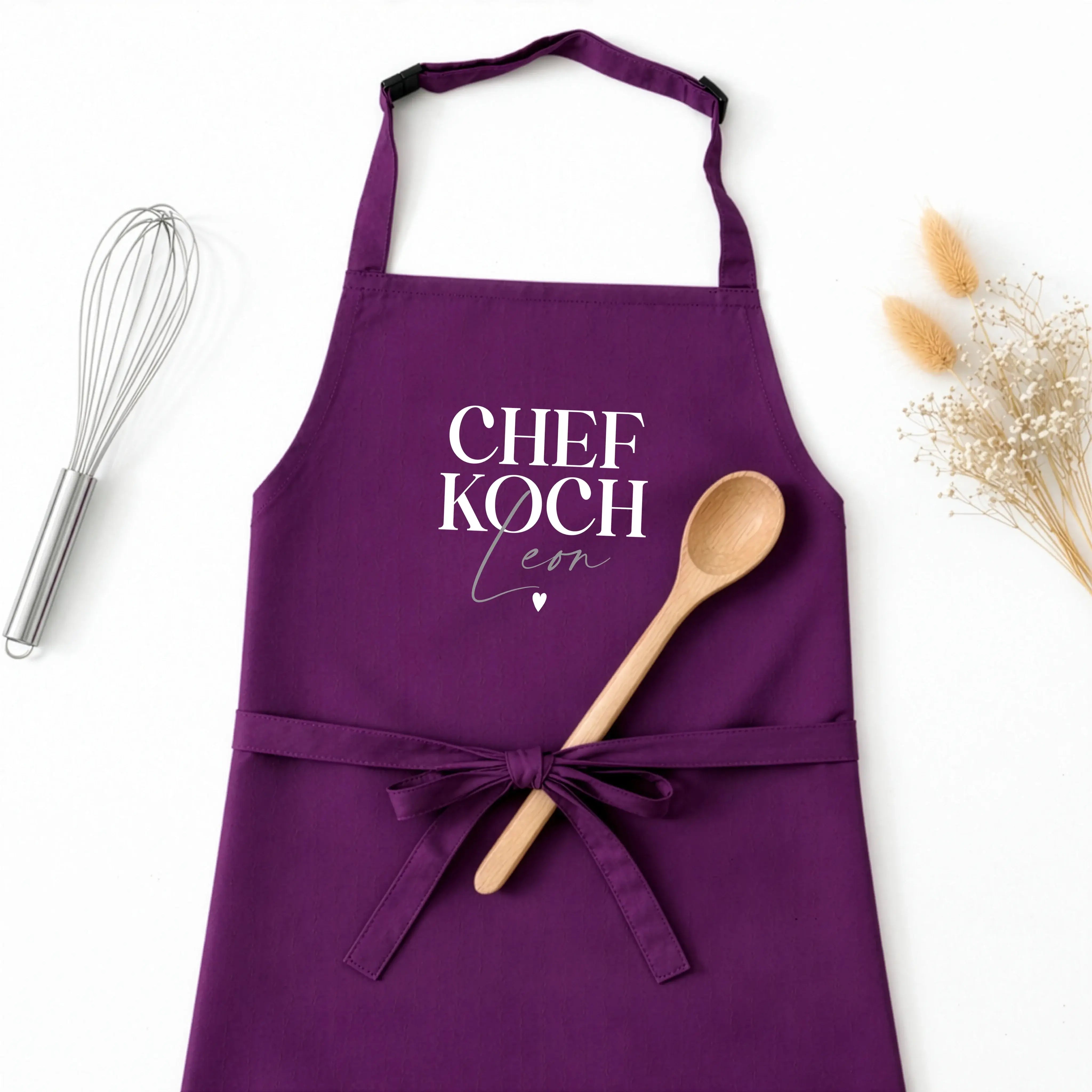 Kochschürze Chefkoch-Kochschürze-famprints-Die Kochschürze Chefkoch von famprints ist mehr als ein praktisches Küchenaccessoire. Sie wird mit deinem Wunsch­namen personalisiert und verwandelt jedes Kochen in einen ganz persönlichen Moment. Der klare Schri
