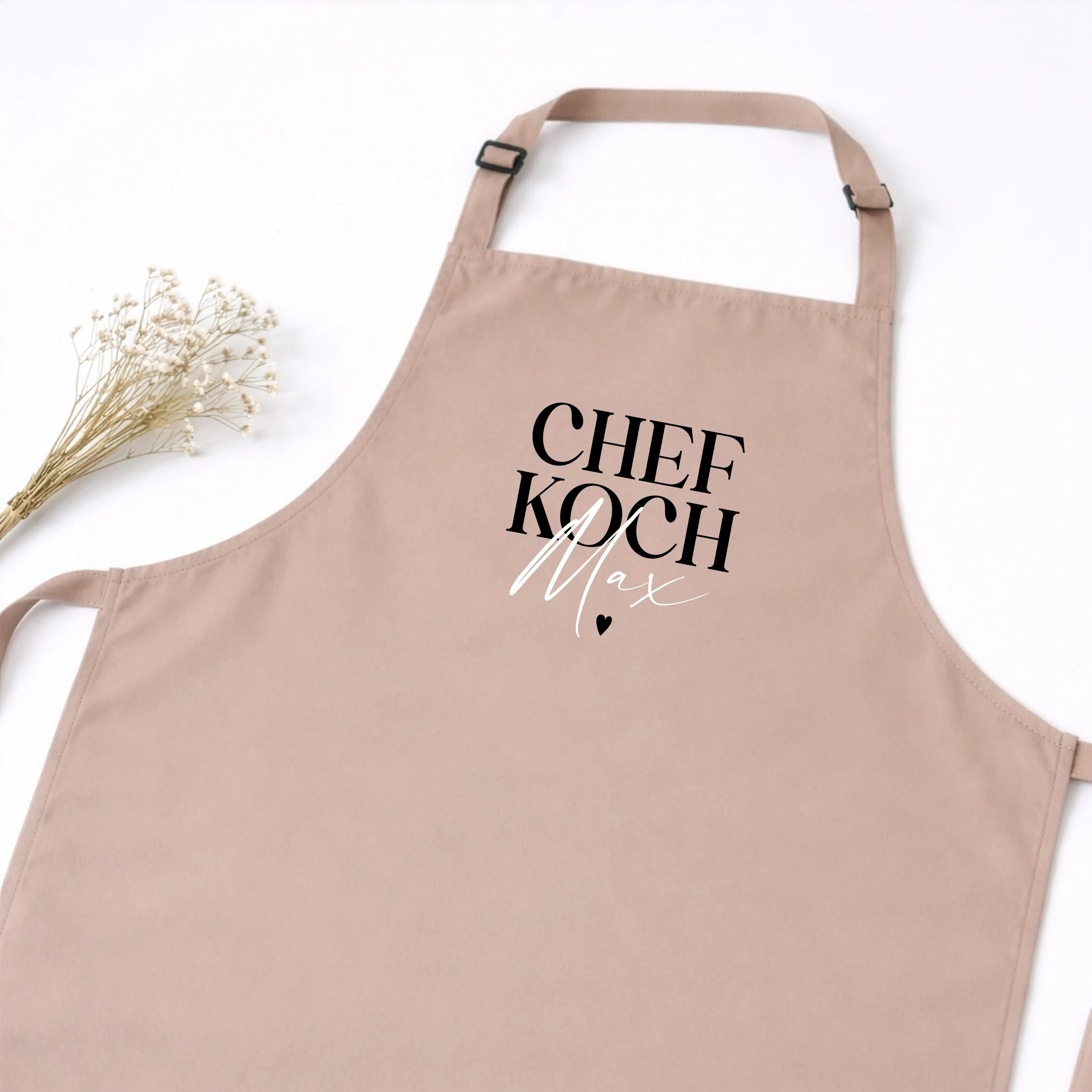 Kochschürze Chefkoch-Kochschürze-famprints-Die Kochschürze Chefkoch von famprints ist mehr als ein praktisches Küchenaccessoire. Sie wird mit deinem Wunsch­namen personalisiert und verwandelt jedes Kochen in einen ganz persönlichen Moment. Der klare Schri