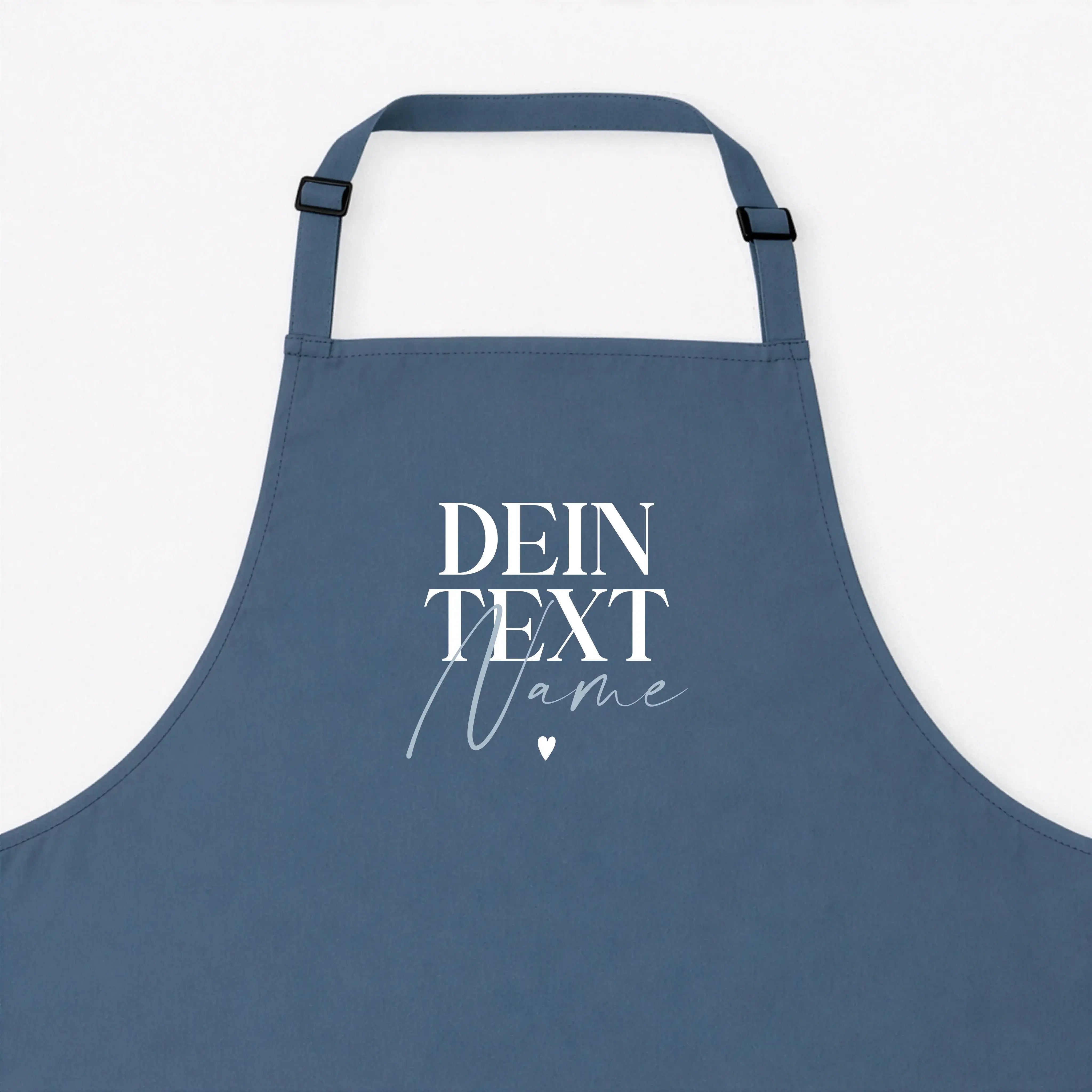 Kochschürze Dein Text-famprints-Kochschürze-Die Kochschürze Dein Text von famprints macht aus dem Kochen etwas Persönliches. Du gestaltest deine Schürze genau so, wie sie zu dir oder zur beschenkten Person passt. Ob Name, kurzer Spruch oder eine liebevoll