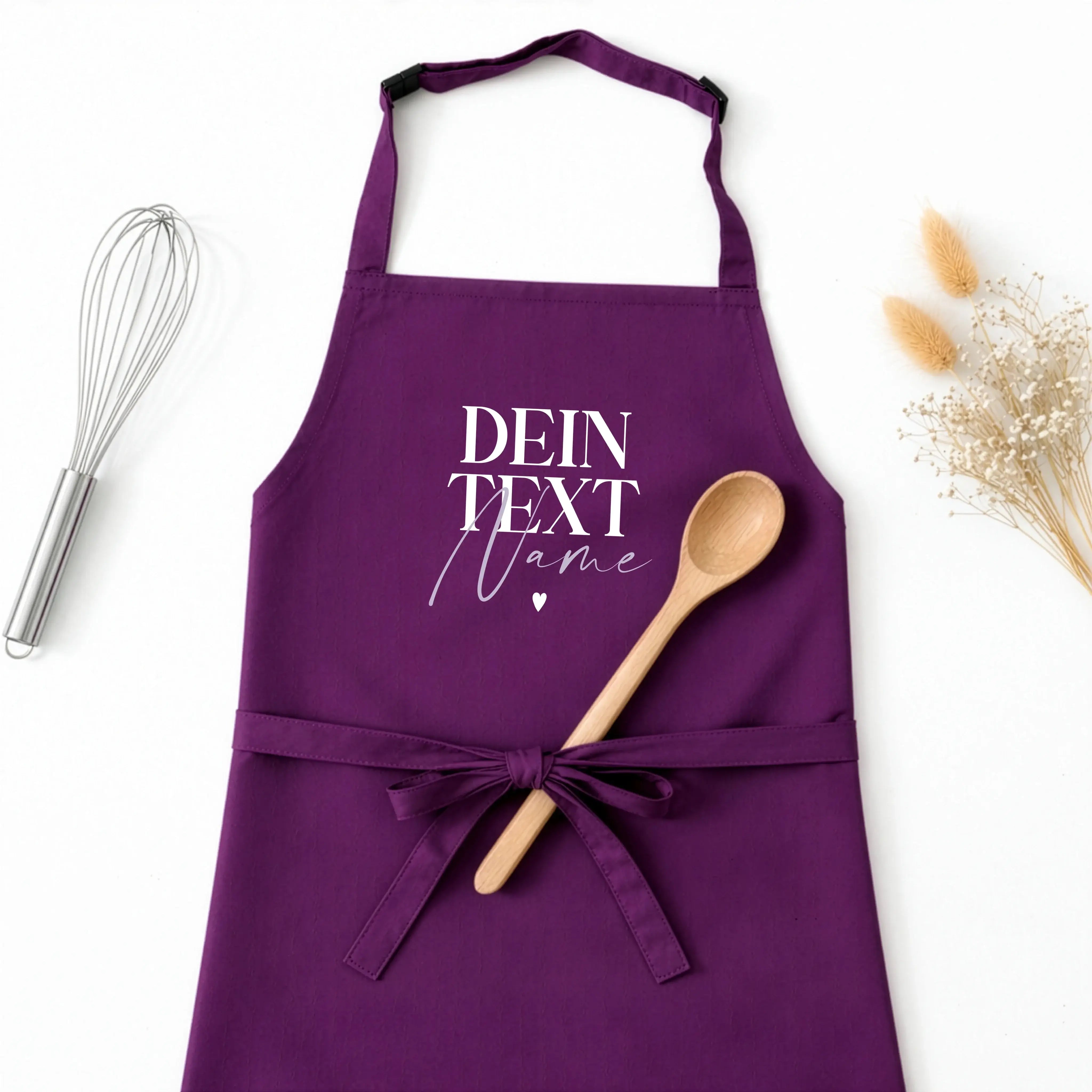 Kochschürze Dein Text-famprints-Kochschürze-Die Kochschürze Dein Text von famprints macht aus dem Kochen etwas Persönliches. Du gestaltest deine Schürze genau so, wie sie zu dir oder zur beschenkten Person passt. Ob Name, kurzer Spruch oder eine liebevoll