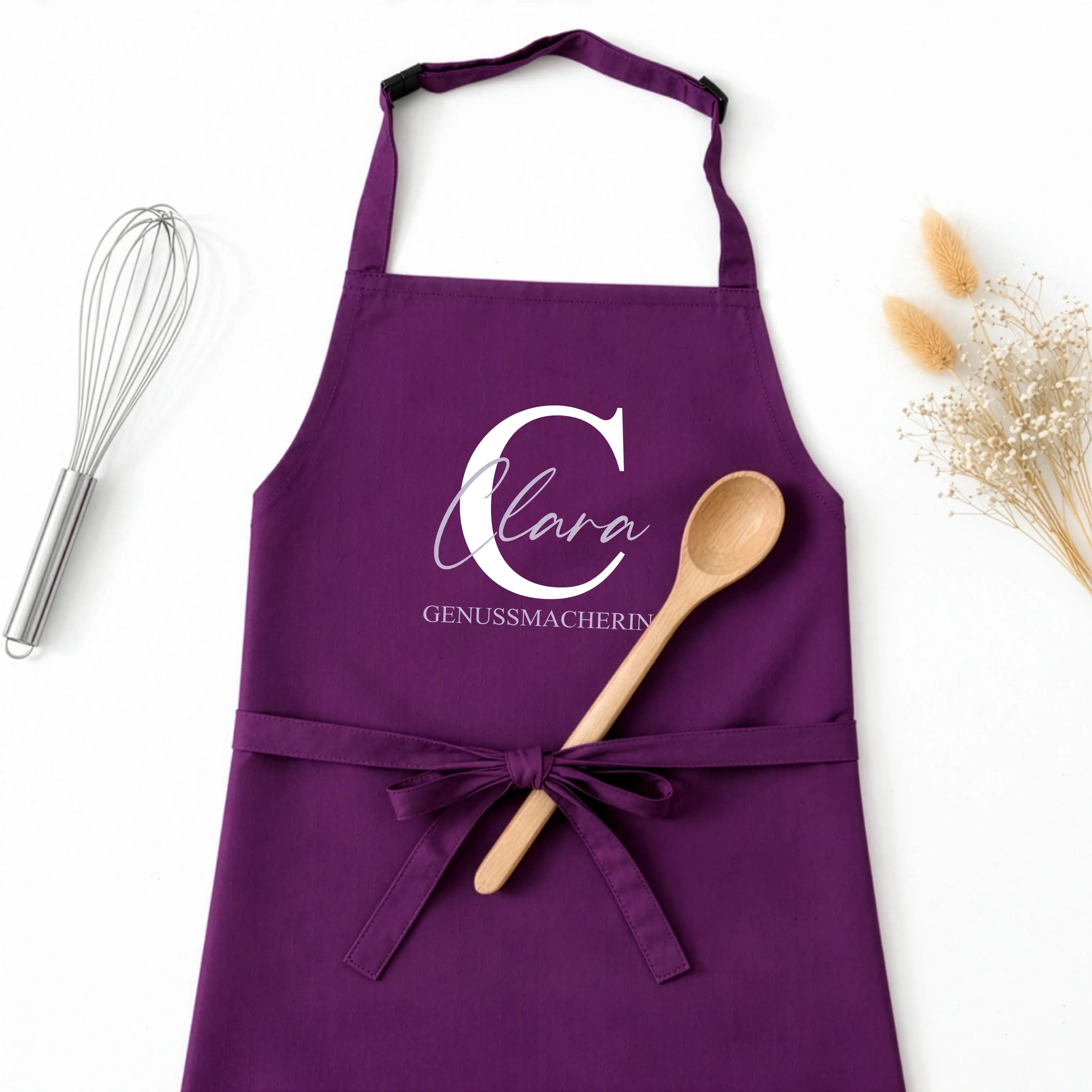 Kochschürze Initial + Text-Kochschürze-famprints-Die Kochschürze Initial + Text von famprints macht aus einem Alltagsprodukt ein persönliches Statement für Küche, Grill oder Backstube. Dein gewähltes Initial bildet den Mittelpunkt des Designs und wird mit