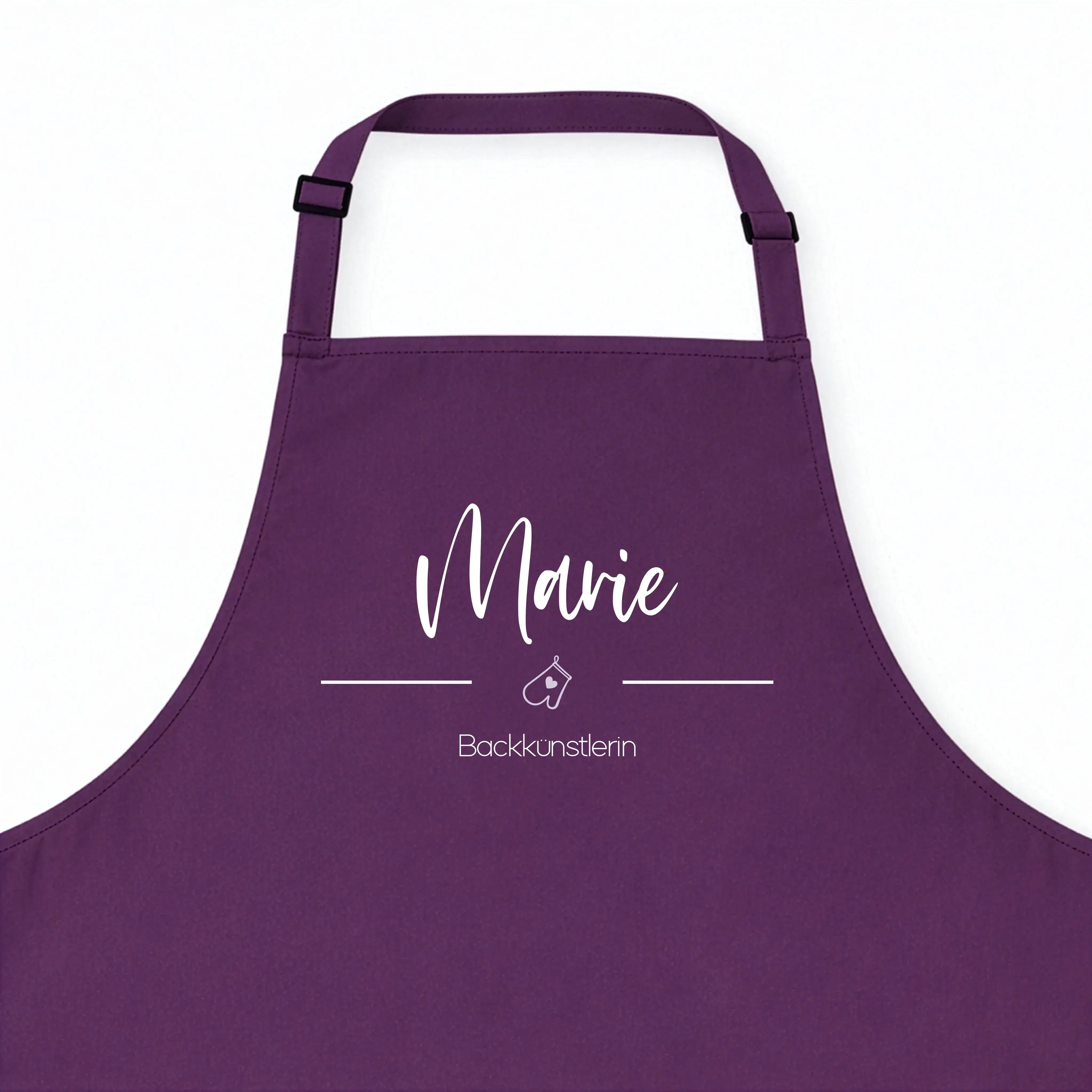 Kochschürze Text + Symbol-Kochschürze-famprints-Kochschürze Text + Symbol wird bei famprints zu einem persönlichen Küchenbegleiter, der genau zeigt, wer hier kocht, backt oder grillt. Du gestaltest deine Schürze mit Namen, Wunschtext und einem passenden S