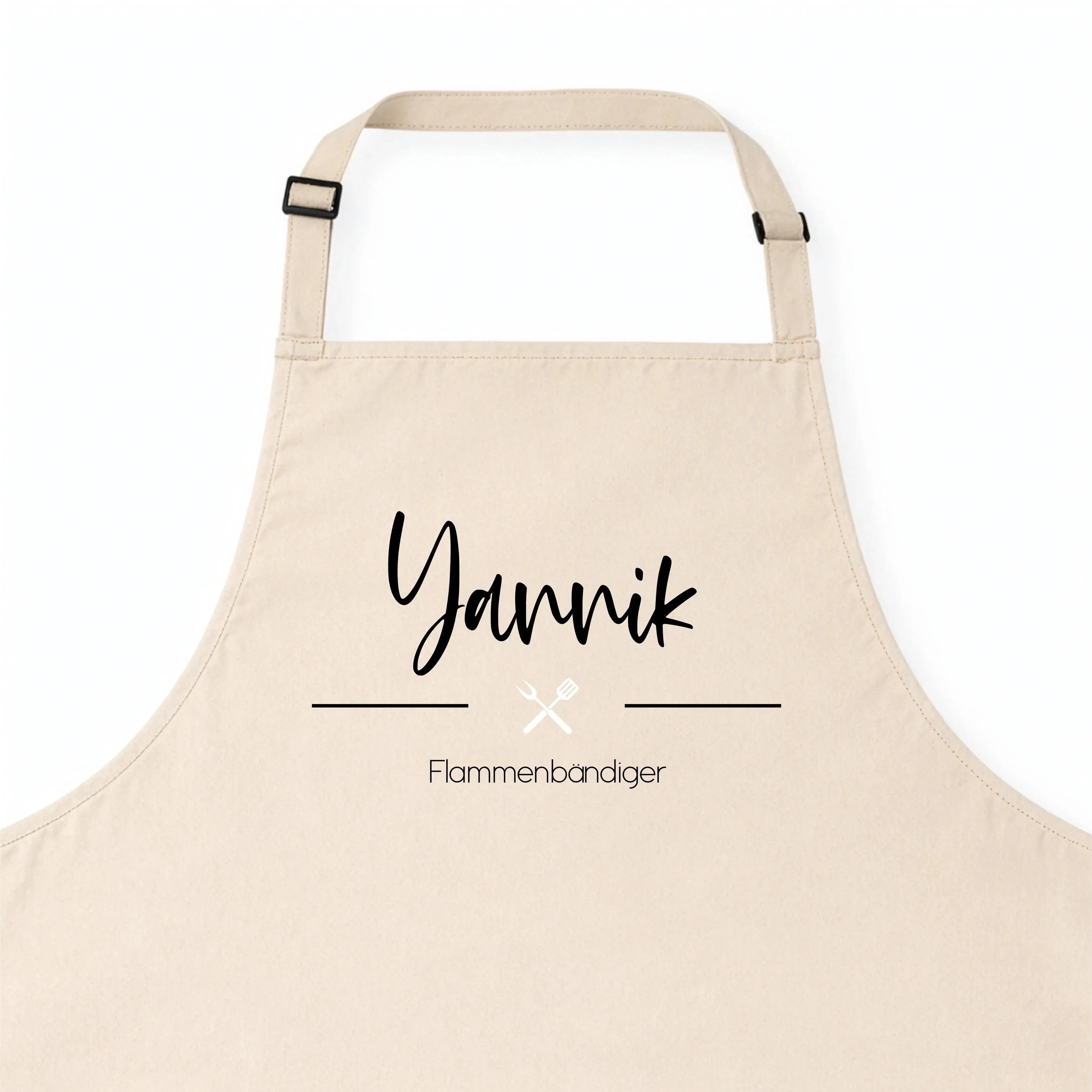 Kochschürze Text + Symbol-Kochschürze-famprints-Kochschürze Text + Symbol wird bei famprints zu einem persönlichen Küchenbegleiter, der genau zeigt, wer hier kocht, backt oder grillt. Du gestaltest deine Schürze mit Namen, Wunschtext und einem passenden S