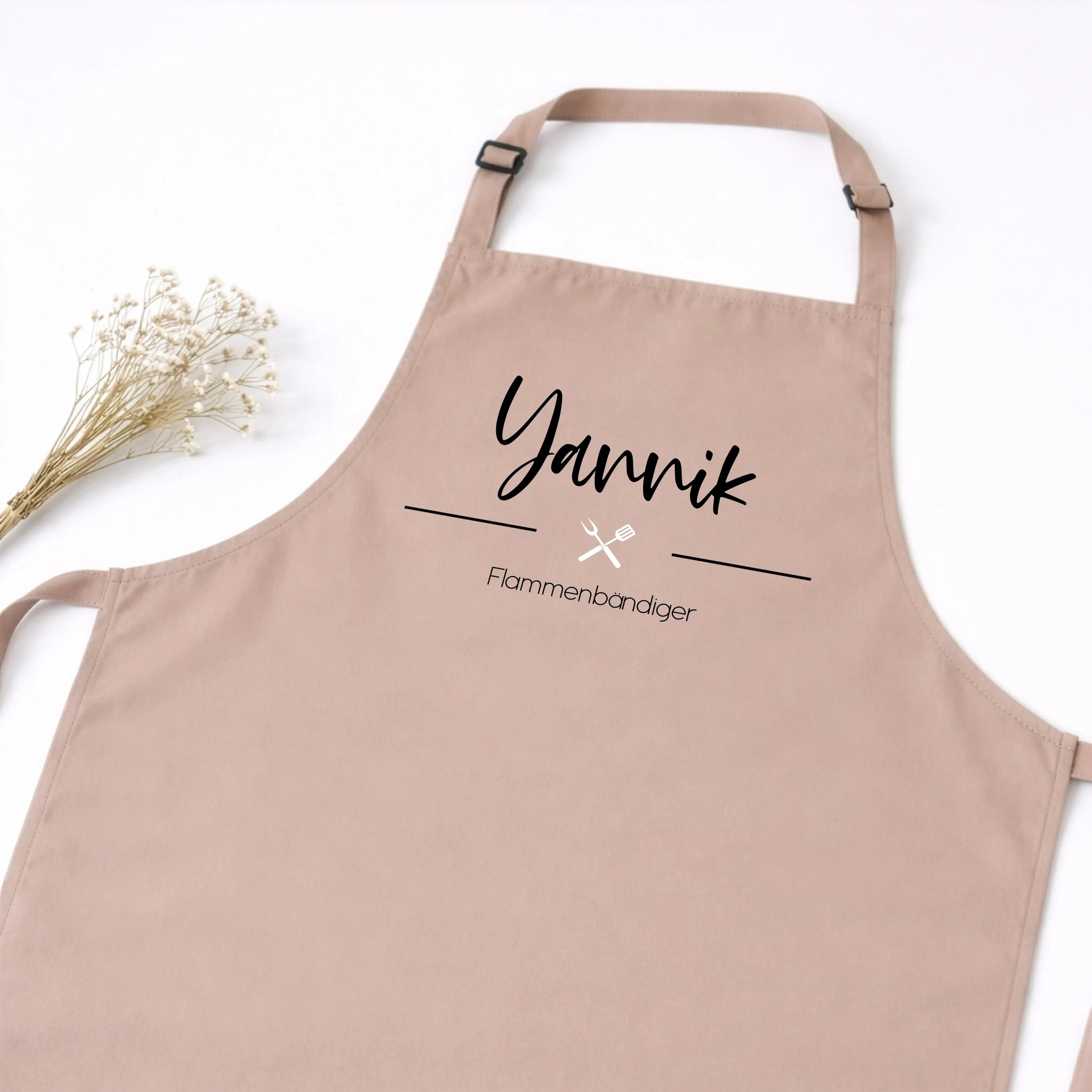 Kochschürze Text + Symbol-Kochschürze-famprints-Kochschürze Text + Symbol wird bei famprints zu einem persönlichen Küchenbegleiter, der genau zeigt, wer hier kocht, backt oder grillt. Du gestaltest deine Schürze mit Namen, Wunschtext und einem passenden S