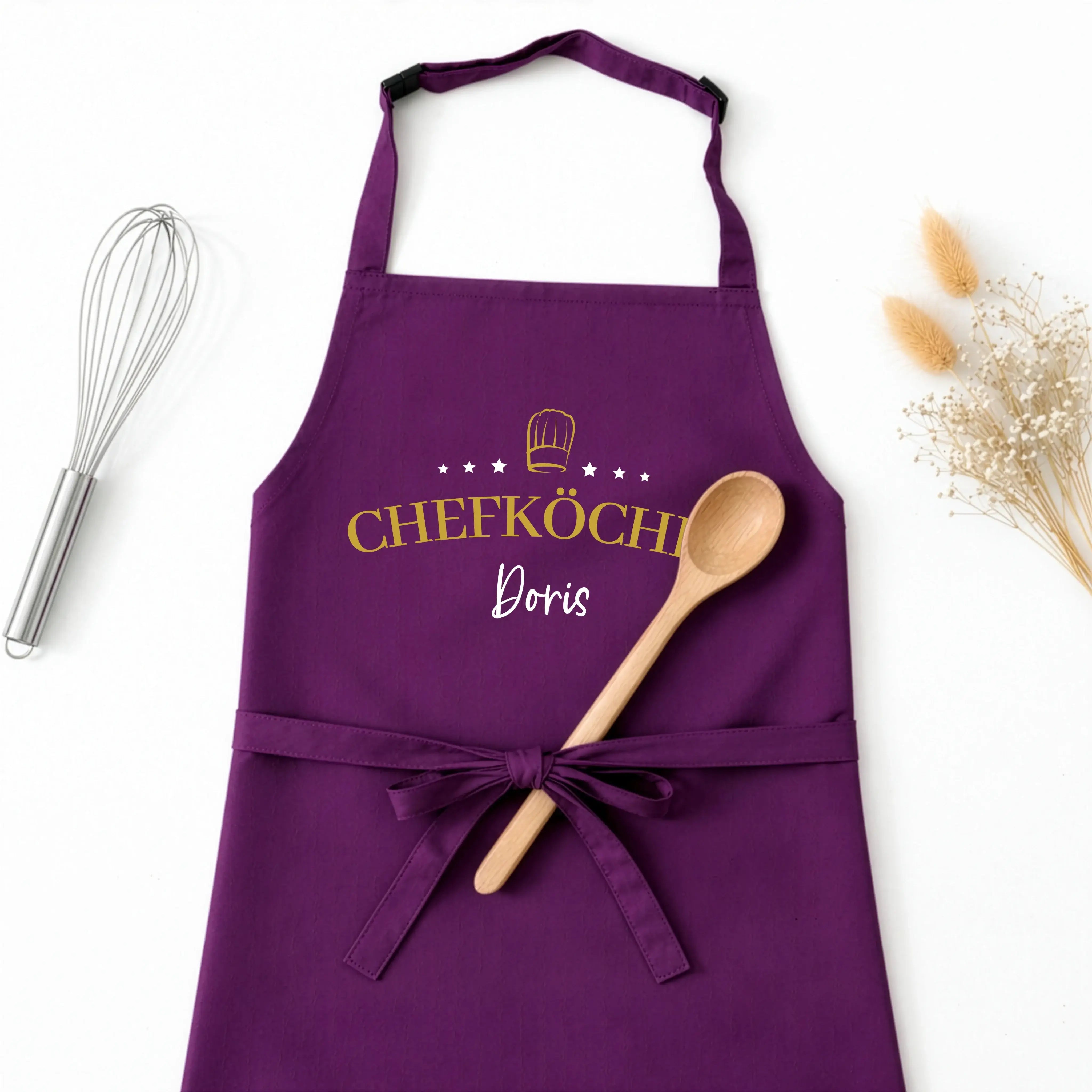 Kochschürze Chefköchin Sterne-Kochschürze-famprints-Diese Kochschürze Chefköchin Sterne ist mehr als ein praktisches Küchenaccessoire. Sie macht aus jedem Kochmoment ein persönliches Statement. Das Design kombiniert den eleganten Schriftzug Chefköchin mit