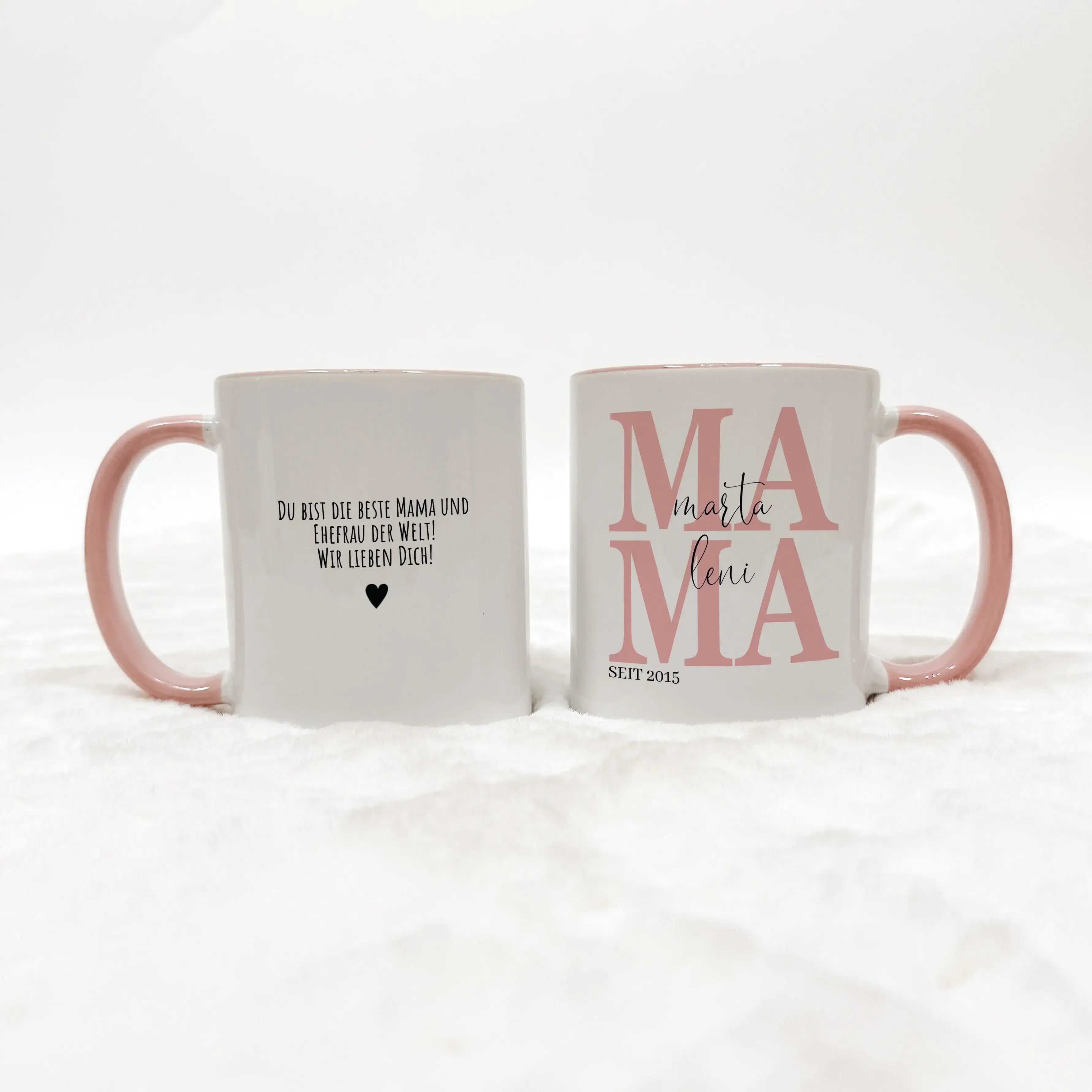 Tasse Mama seit - Keramik Tasse - famprints - Entdecke die perfekte Tasse für jede Mama – ein liebevolles Geschenk, das Freude und Emotionen vereint. Mit der personalisierten Keramik Tasse „Mama seit“ bringst du nicht nur ein Lächeln auf ihr Gesicht, sond