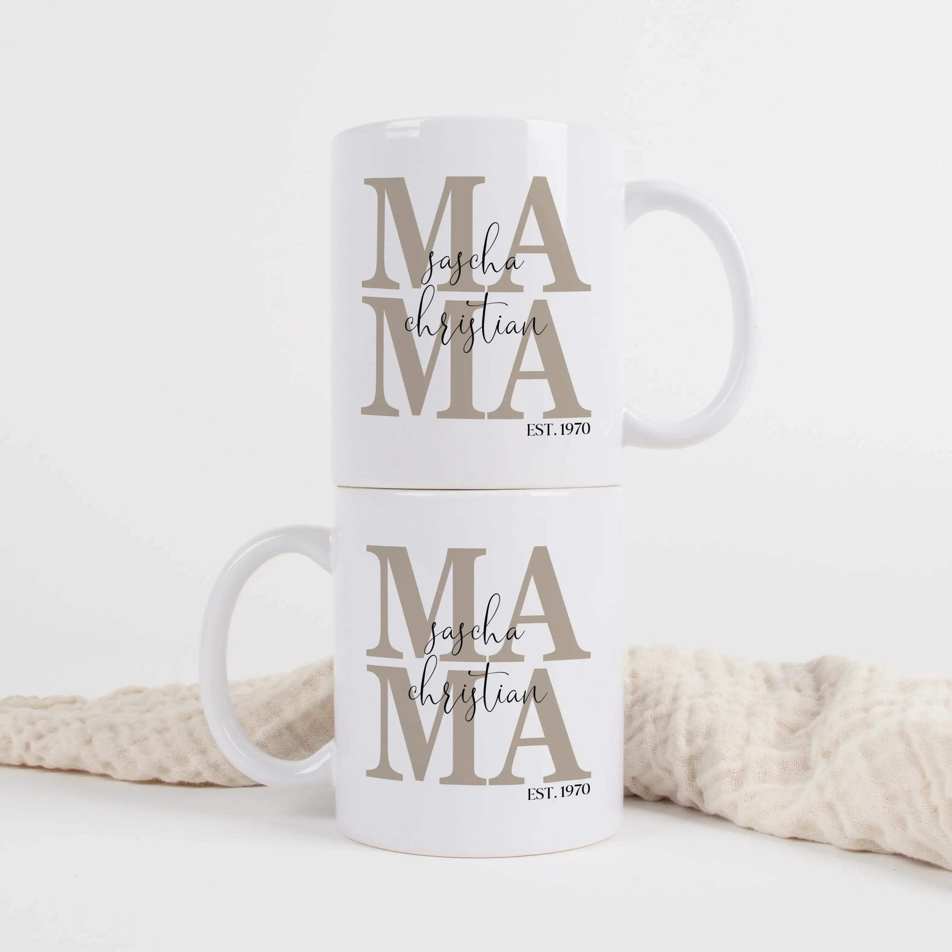 Tasse Mama seit-Keramik Tasse-famprints-Entdecke die perfekte Tasse für jede Mama – ein liebevolles Geschenk, das Freude und Emotionen vereint. Mit der personalisierten Keramik Tasse „Mama seit“ bringst du nicht nur ein Lächeln auf ihr Gesicht, sondern sc