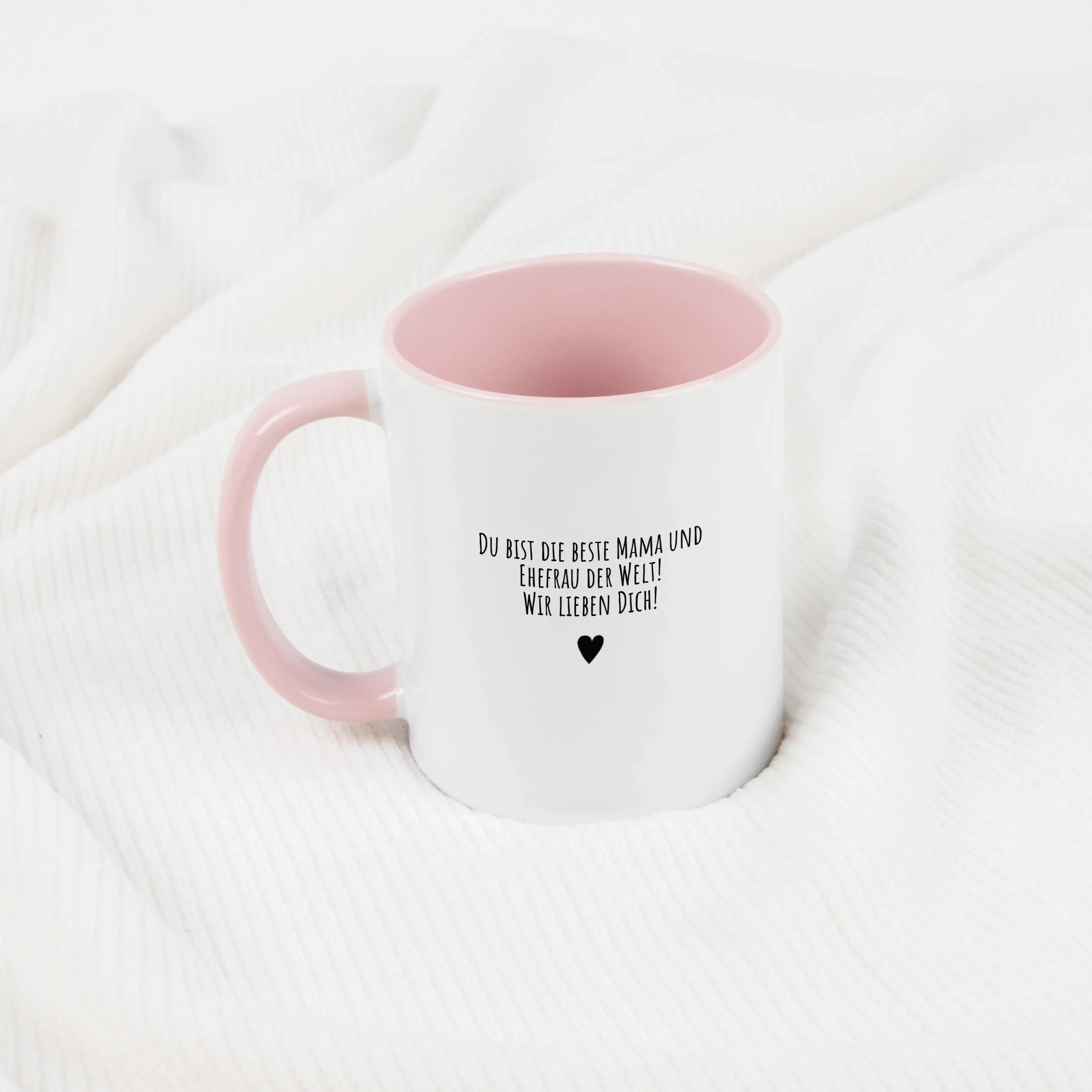Tasse Mama seit-Keramik Tasse-famprints-Entdecke die perfekte Tasse für jede Mama – ein liebevolles Geschenk, das Freude und Emotionen vereint. Mit der personalisierten Keramik Tasse „Mama seit“ bringst du nicht nur ein Lächeln auf ihr Gesicht, sondern sc