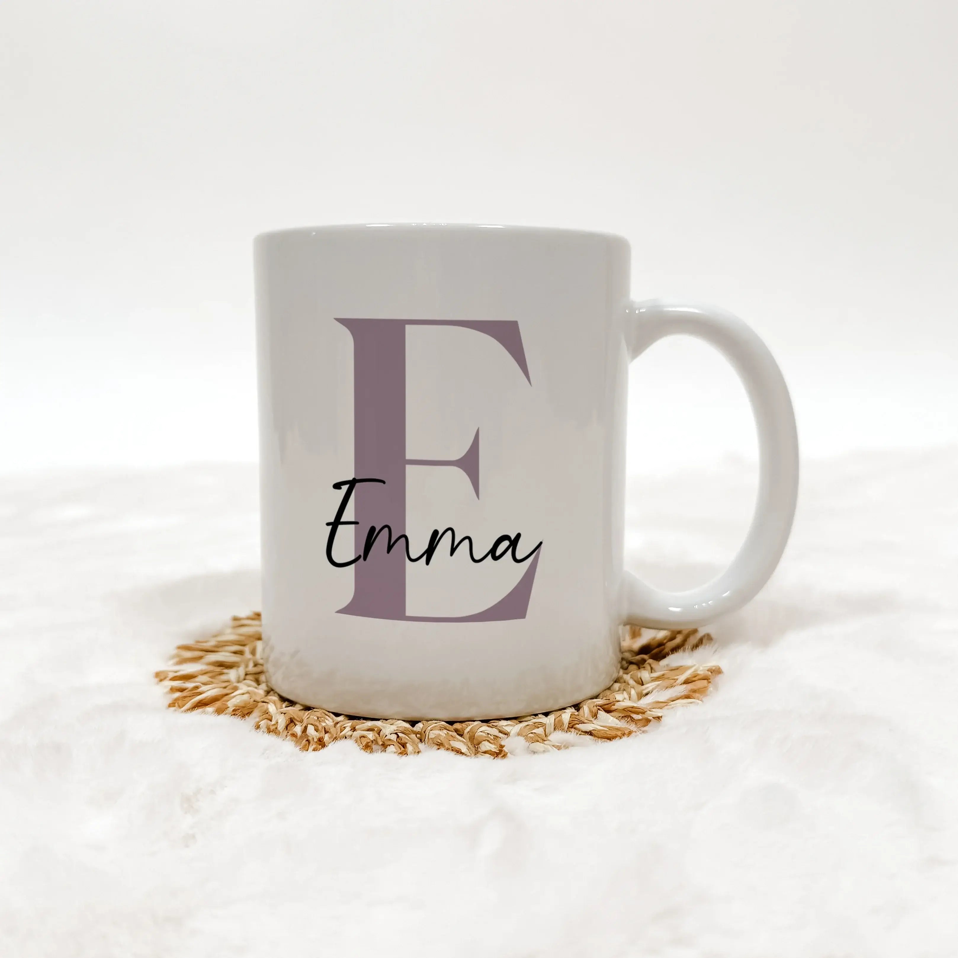 Tasse mit Namen + Initial - Keramik Tasse - famprints - Entdecke unsere Tasse mit Namen + Initial – das perfekte personalisierte Geschenk für dich oder deine Liebsten! Diese hochwertige Tasse bietet dir die Möglichkeit, sie mit deinem Wunsch-Initial und N