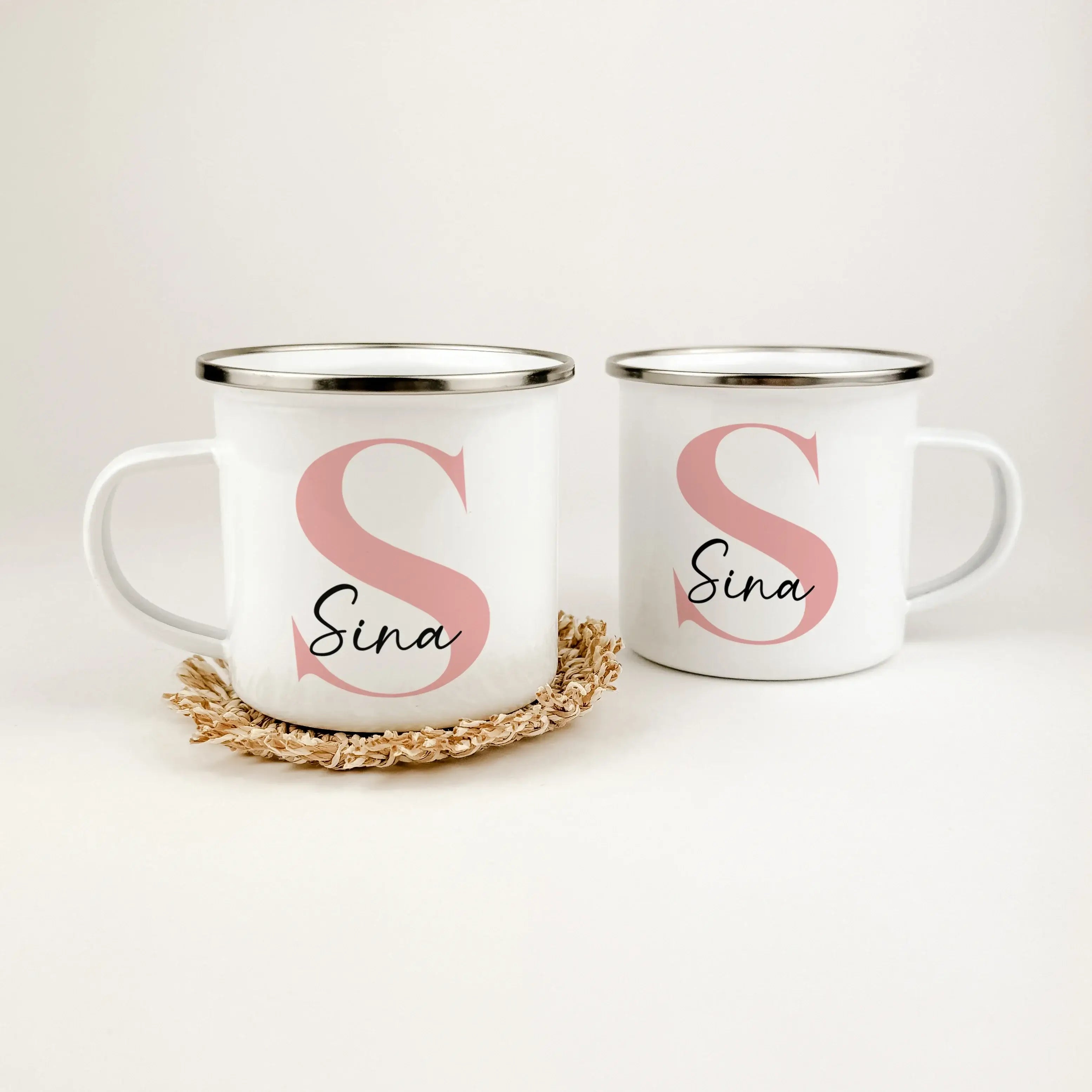 Emaille Tasse Name + Initial - Emaille Tasse - famprints - Entdecke die Emaille Tasse Name + Initial – das perfekte personalisierte Geschenk für jeden Anlass! Diese hochwertige Emaille Tasse mit 300 ml Fassungsvermögen überzeugt nicht nur durch ihr zeitlo