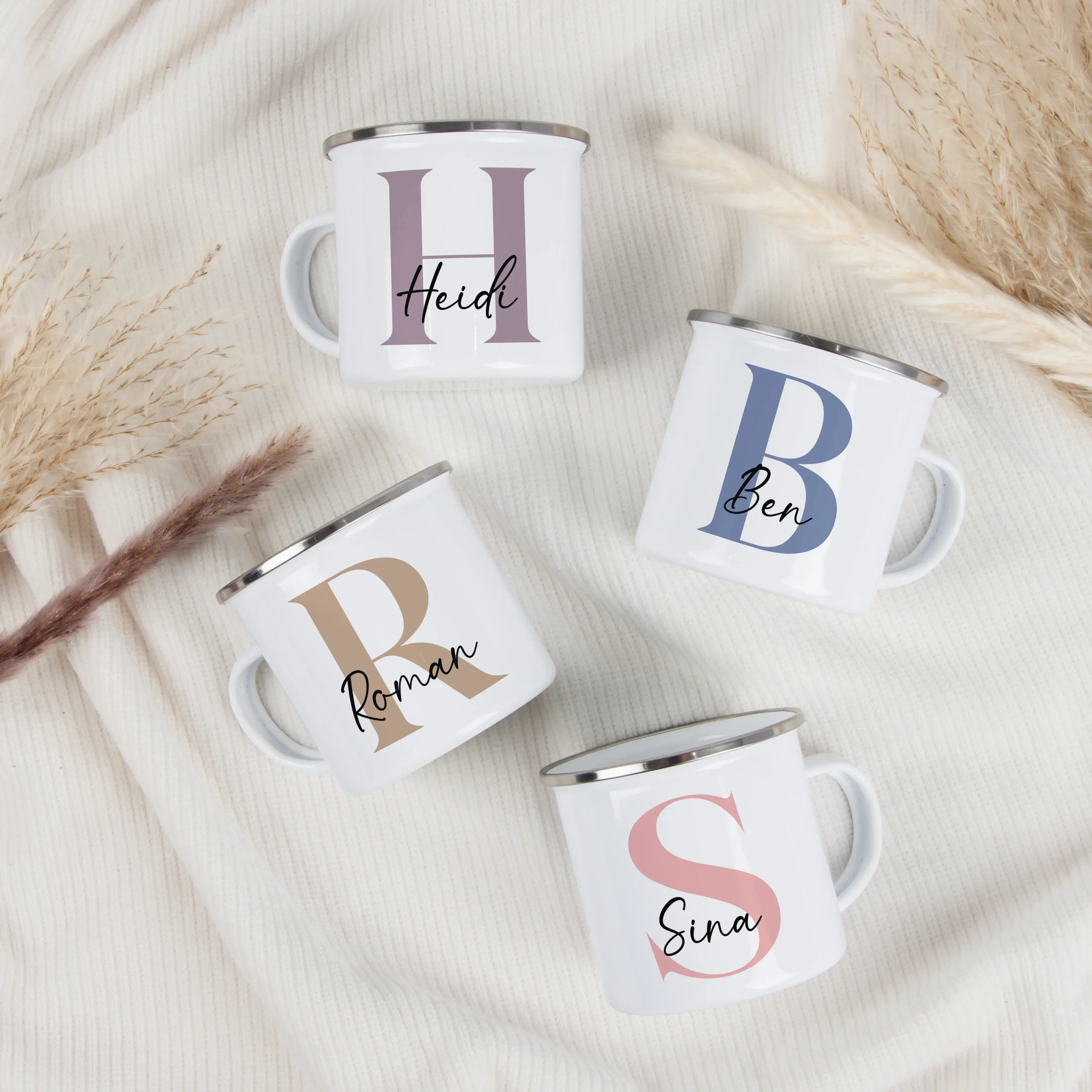 Emaille Tasse Name + Initial-Emaille Tasse-famprints-Die Emaille Tasse Name + Initial von famprints bringt persönliche Gestaltung in deinen Alltag und macht aus einem praktischen Becher ein individuelles Detail mit Wiedererkennungswert. Dein Wunschname un