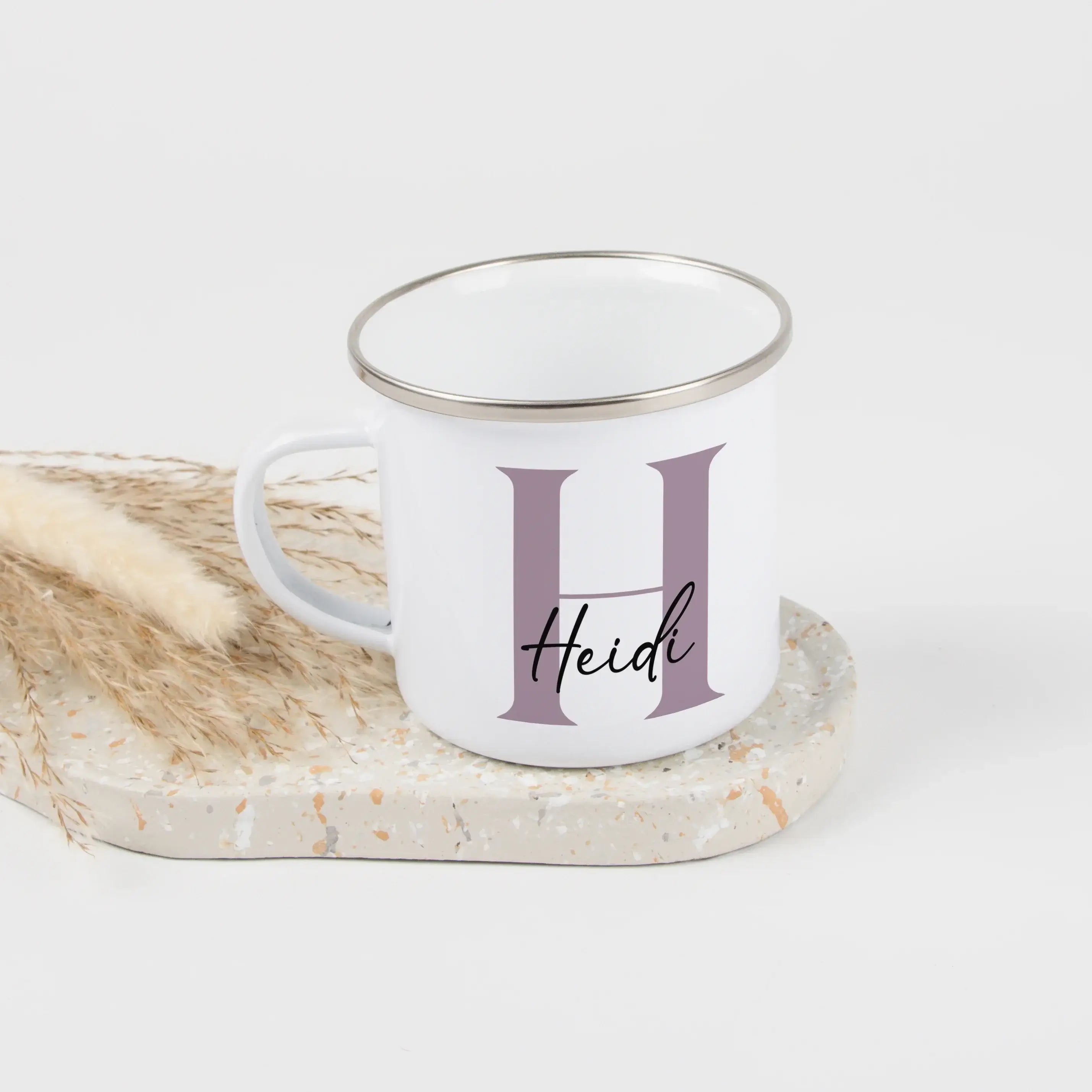 Emaille Tasse Name + Initial-Emaille Tasse-famprints-Die Emaille Tasse Name + Initial von famprints bringt persönliche Gestaltung in deinen Alltag und macht aus einem praktischen Becher ein individuelles Detail mit Wiedererkennungswert. Dein Wunschname un