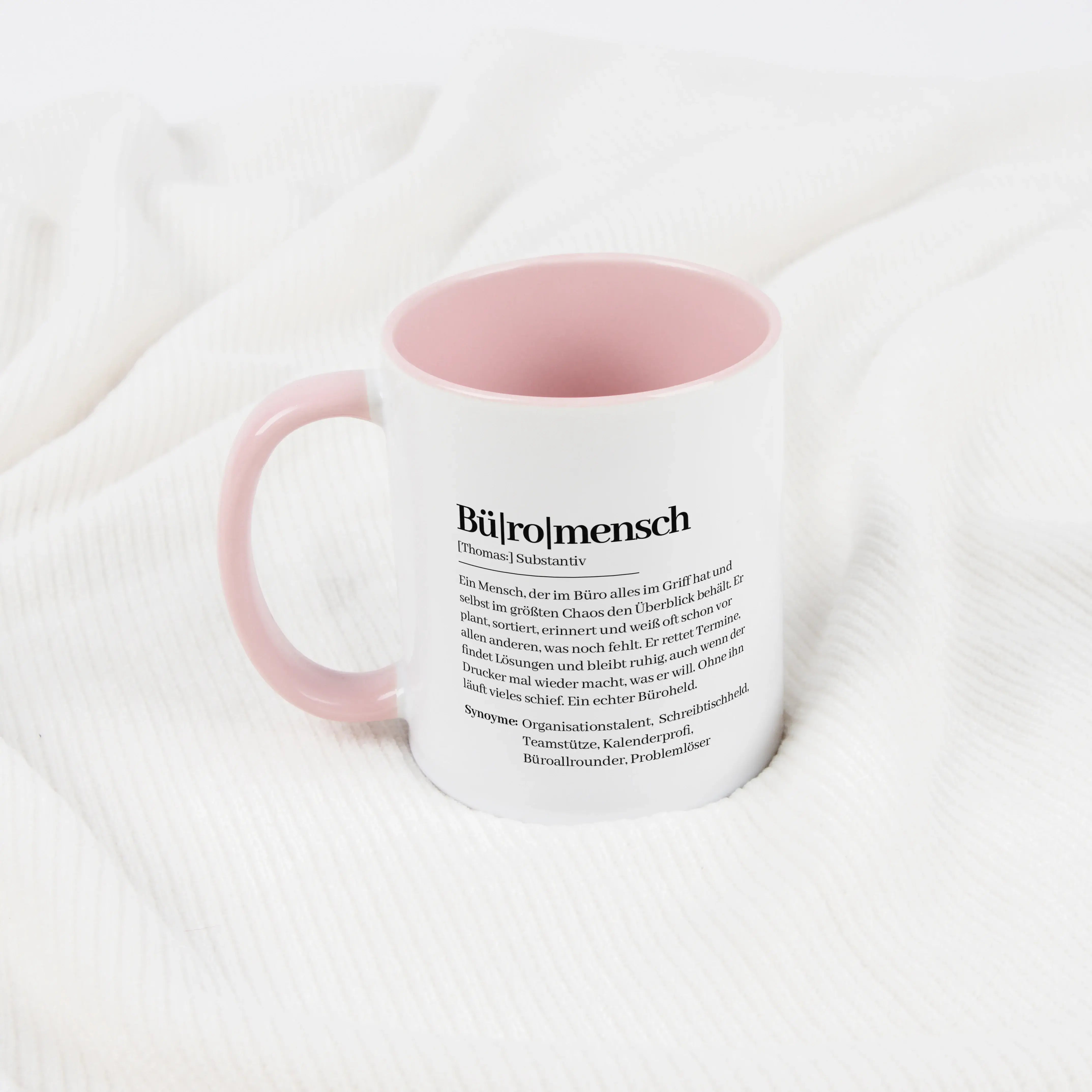 Tasse Definition Büromensch-Keramik Tasse-famprints-Mit der Tasse Definition Büromensch schenkst du einem Menschen im Büroalltag ein kleines Augenzwinkern mit persönlicher Note. Der Duden Stil macht den Spruch sofort verständlich, charmant und herrlich na