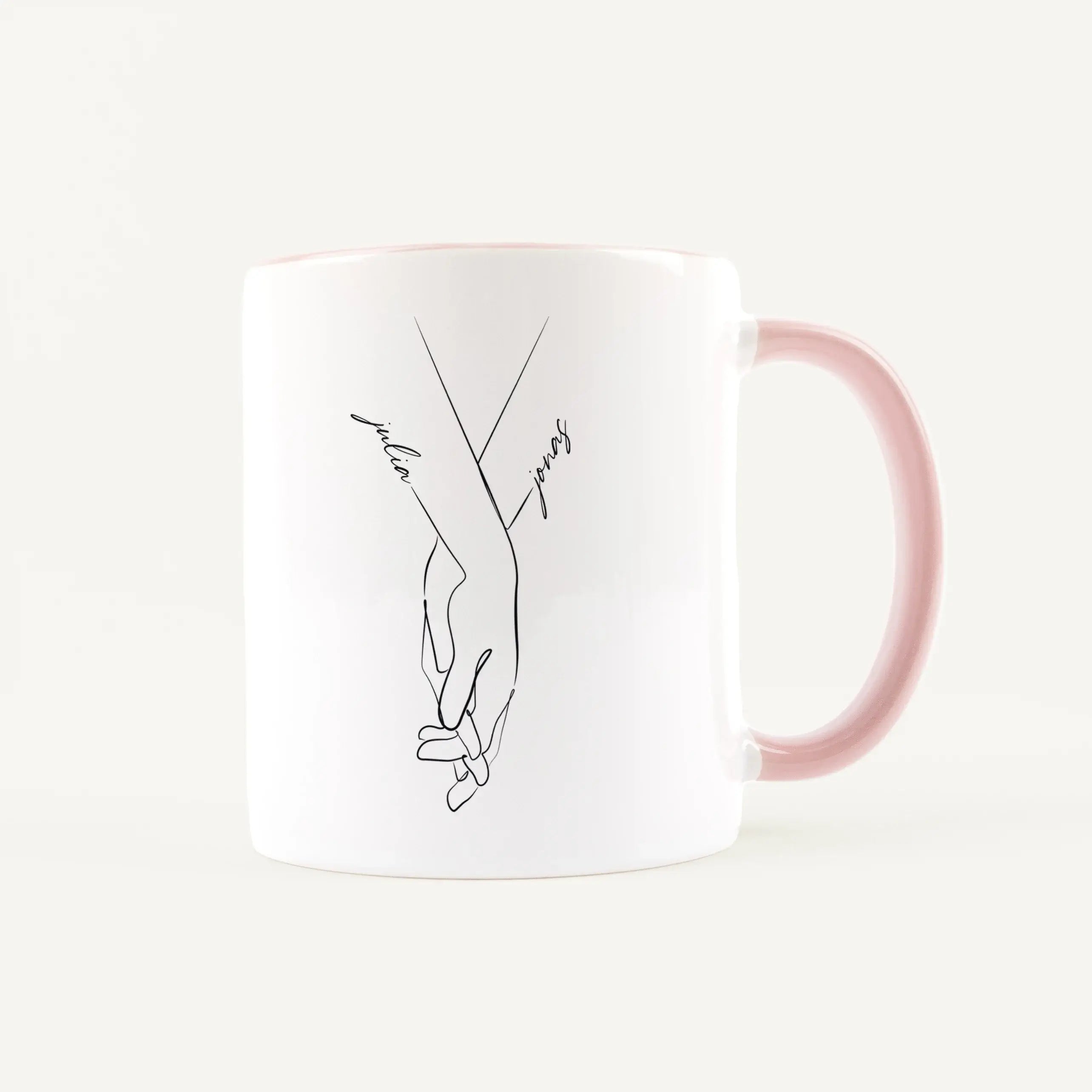 Tasse Hand in Hand-Keramik Tasse-famprints-Tasse Hand in Hand von famprints ist eine persönliche Tasse für Paare, die ein schlichtes Motiv mit Bedeutung suchen. Zwei ineinandergreifende Hände stehen für Verbundenheit, während die Namen direkt in das Desig