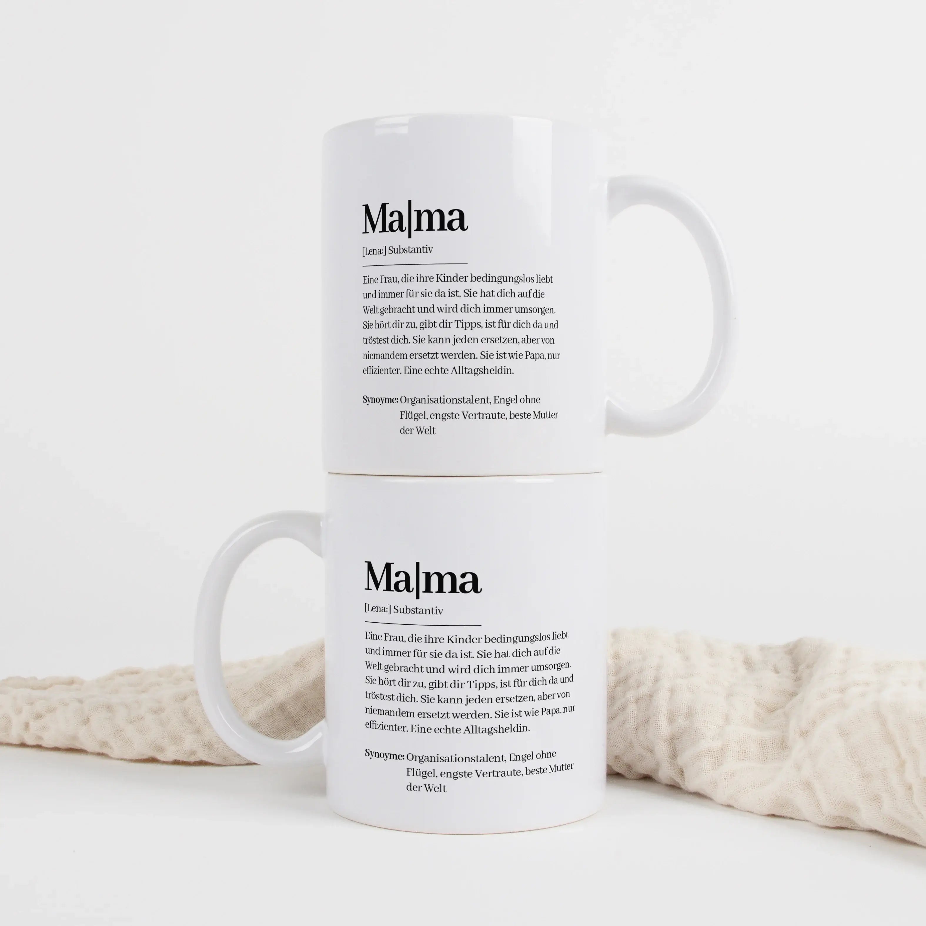 Tasse Definition Mama-Keramik Tasse-famprints-Die Tasse Definition Mama von famprints ist eine persönliche Geschenkidee für deine Mama. Das Design im Duden Stil verbindet eine liebevolle Mama Definition mit einem schlichten, zeitlosen Look und macht aus e