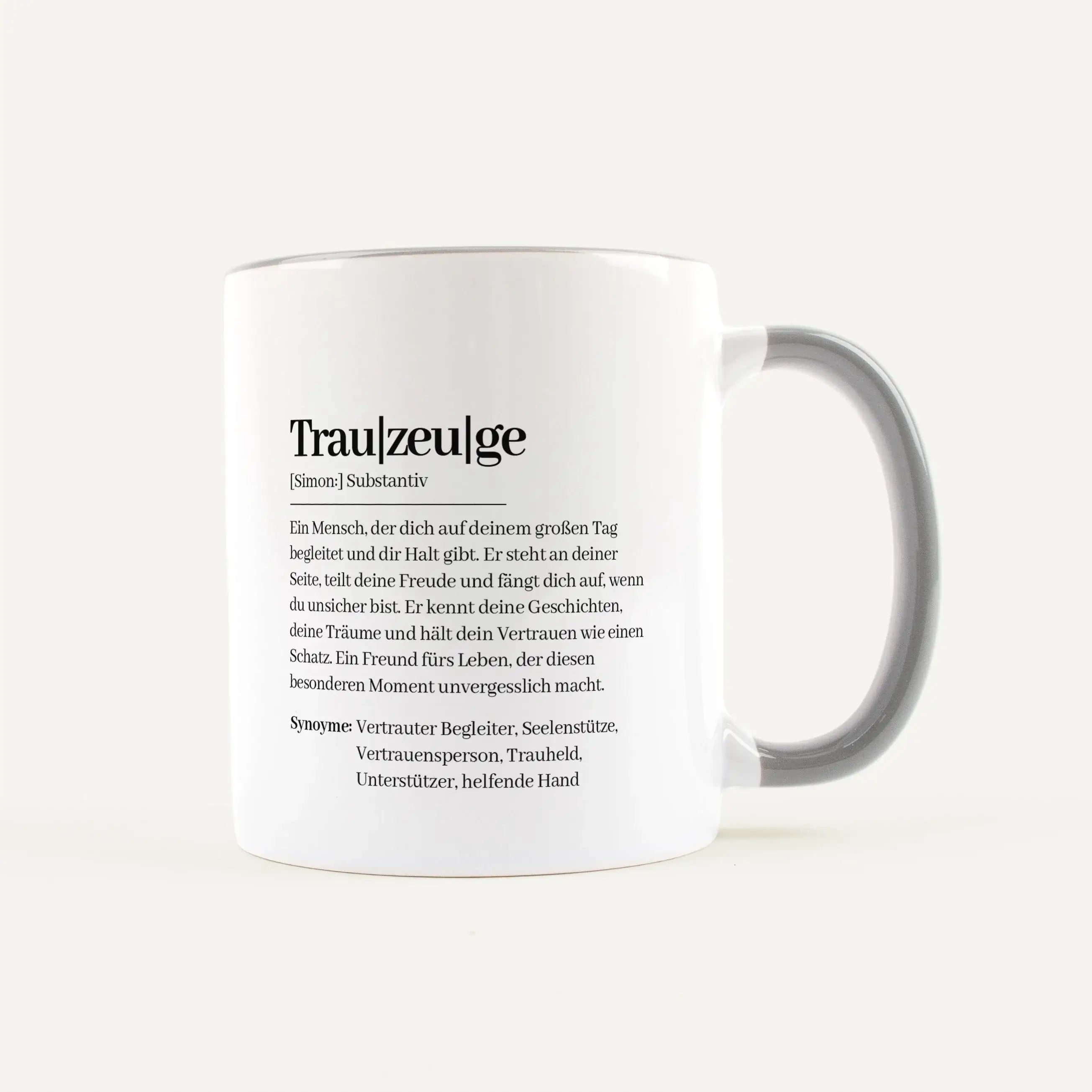 Tasse Definition Trauzeuge-Keramik Tasse-famprints-Die Tasse Definition Trauzeuge ist eine persönliche Geschenkidee für einen Menschen, der an deinem großen Tag eine besondere Rolle spielt. Auf der weißen Tasse steht eine liebevolle Definition im Duden St
