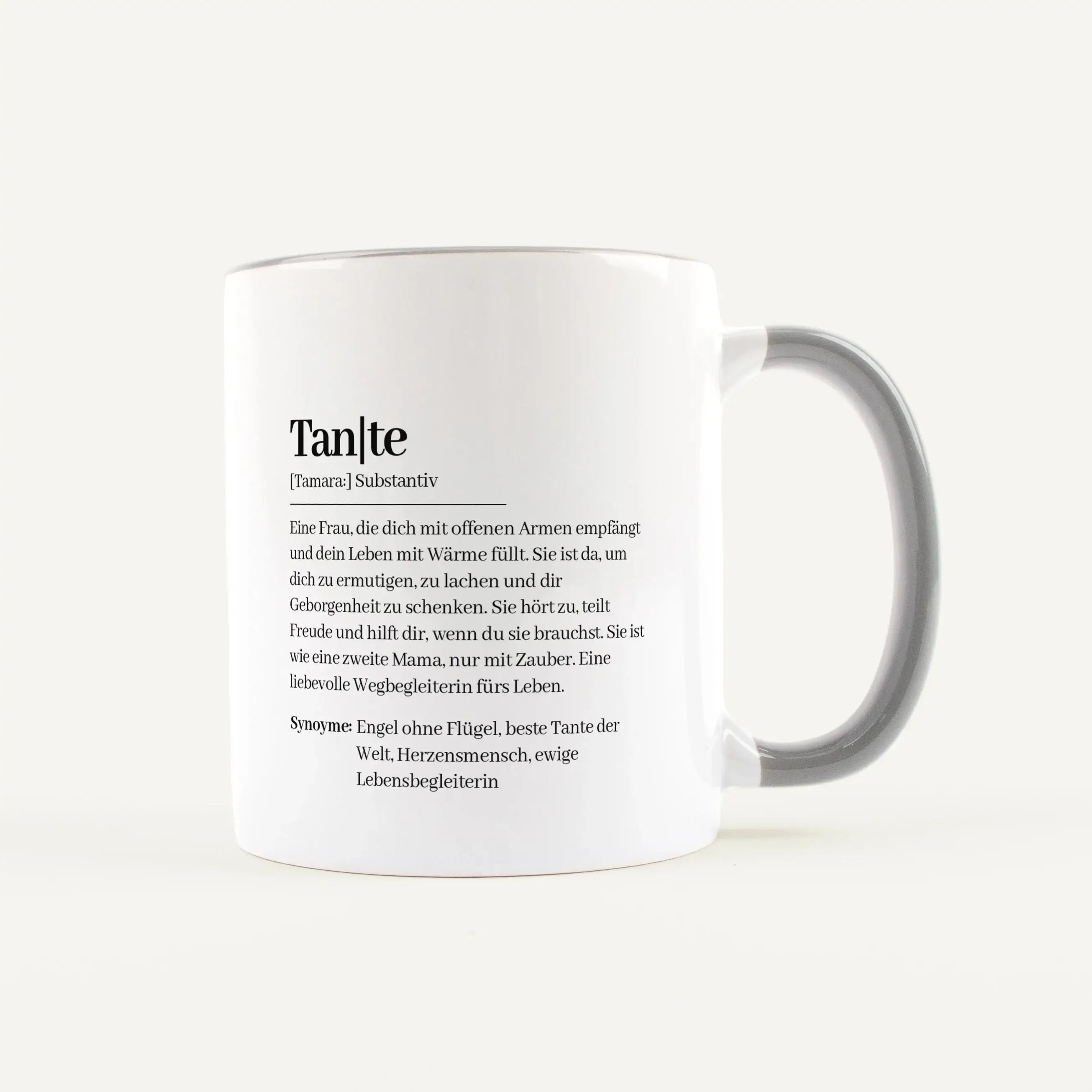 Tasse Definition Tante-Keramik Tasse-famprints-Die Tasse Definition Tante ist eine persönliche Geschenkidee für einen Menschen, der im Alltag einfach dazugehört. Das Design im Duden Stil bringt mit liebevollen Worten auf den Punkt, was deine Tante für dic