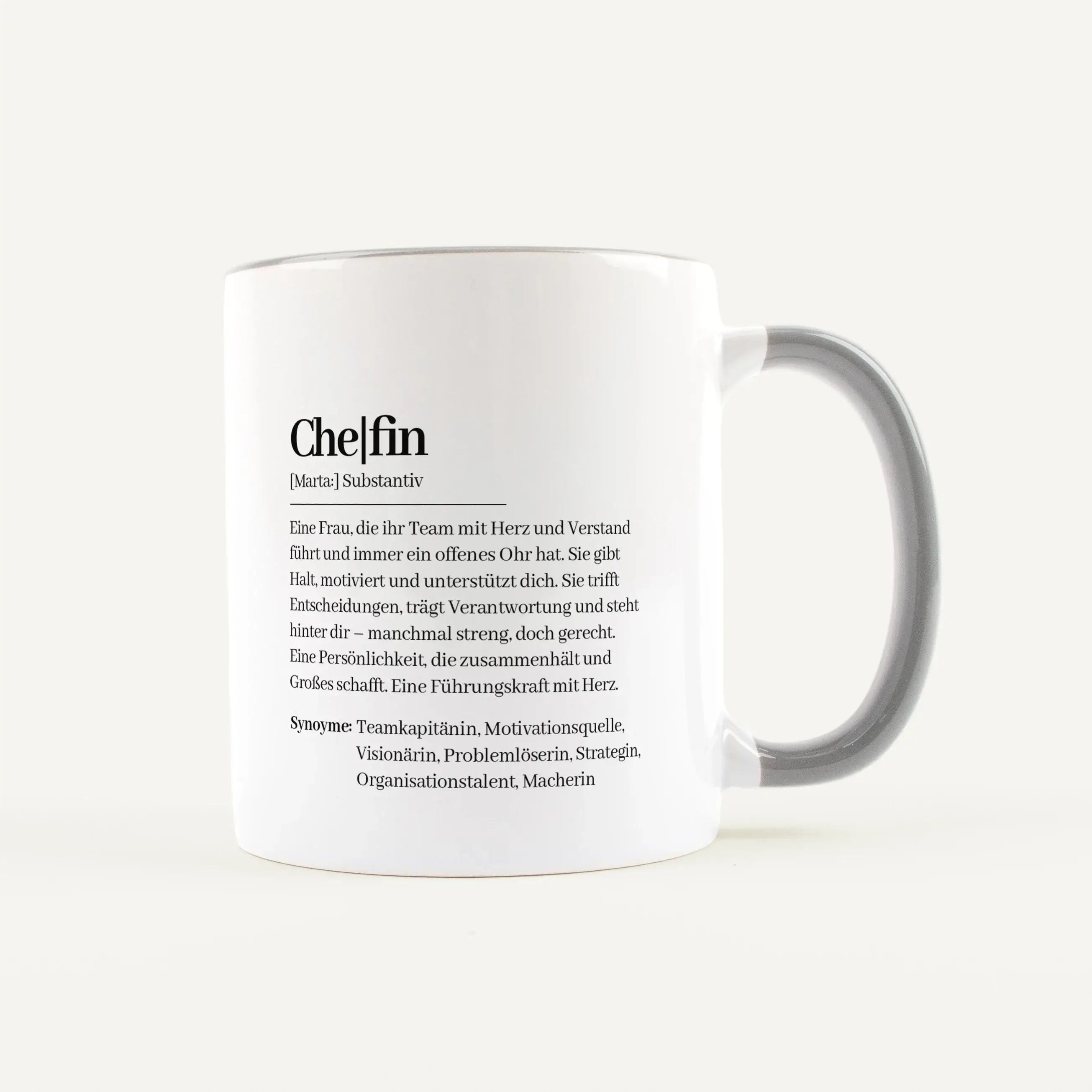 Tasse Definition Chefin-Keramik Tasse-famprints-Die Tasse Definition Chefin ist eine persönliche Geschenkidee für alle, die ihrer Vorgesetzten auf besondere Weise Danke sagen möchten. Der liebevoll formulierte Text im Duden Stil macht aus einer herkömmlic