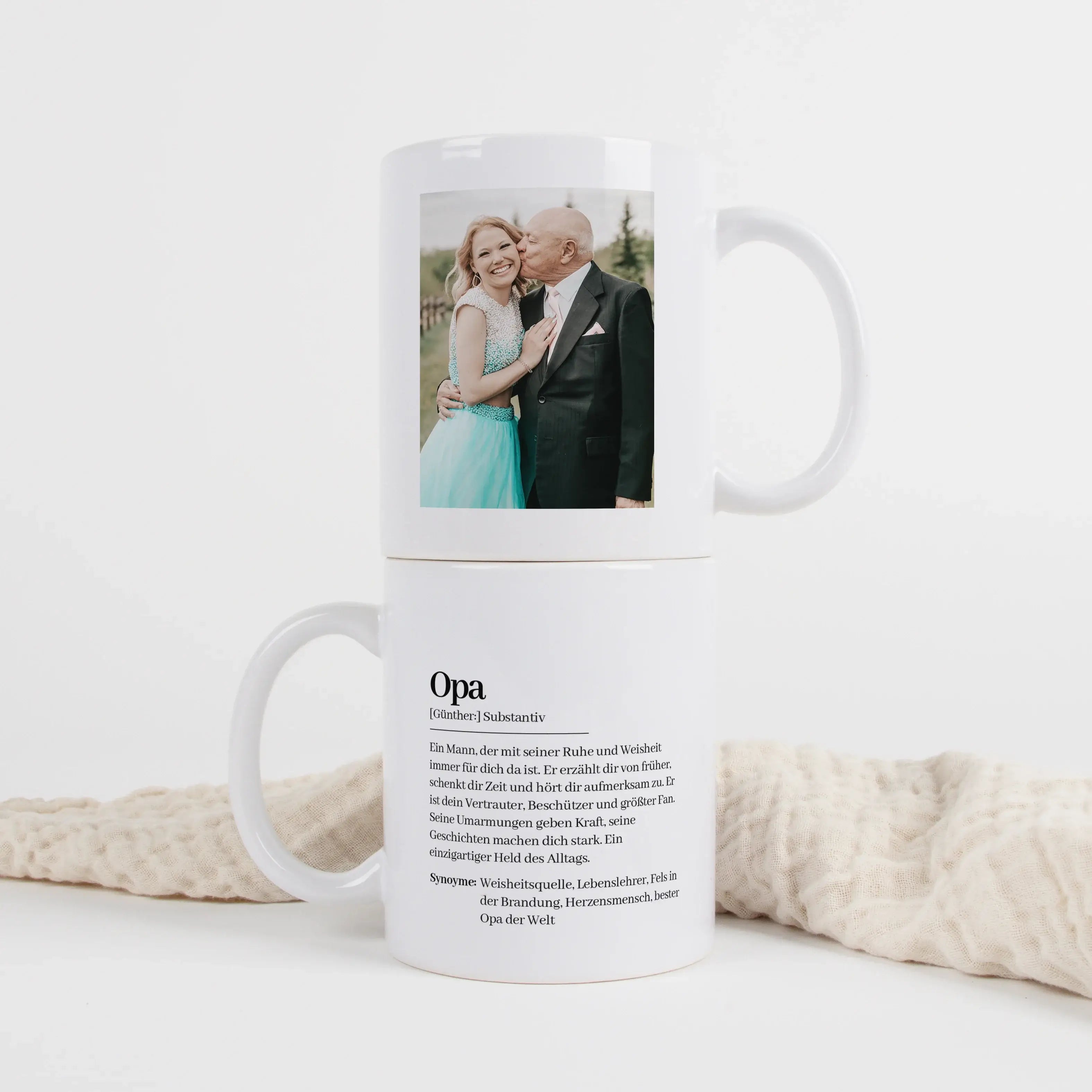 Tasse Definition Opa-Keramik Tasse-famprints-Die Tasse Definition Opa ist für alle gedacht, die ein persönliches Geschenk suchen, das nicht beliebig wirkt. Auf der weißen Tasse steht eine liebevolle Beschreibung im Duden Stil, die deinen Opa auf besondere