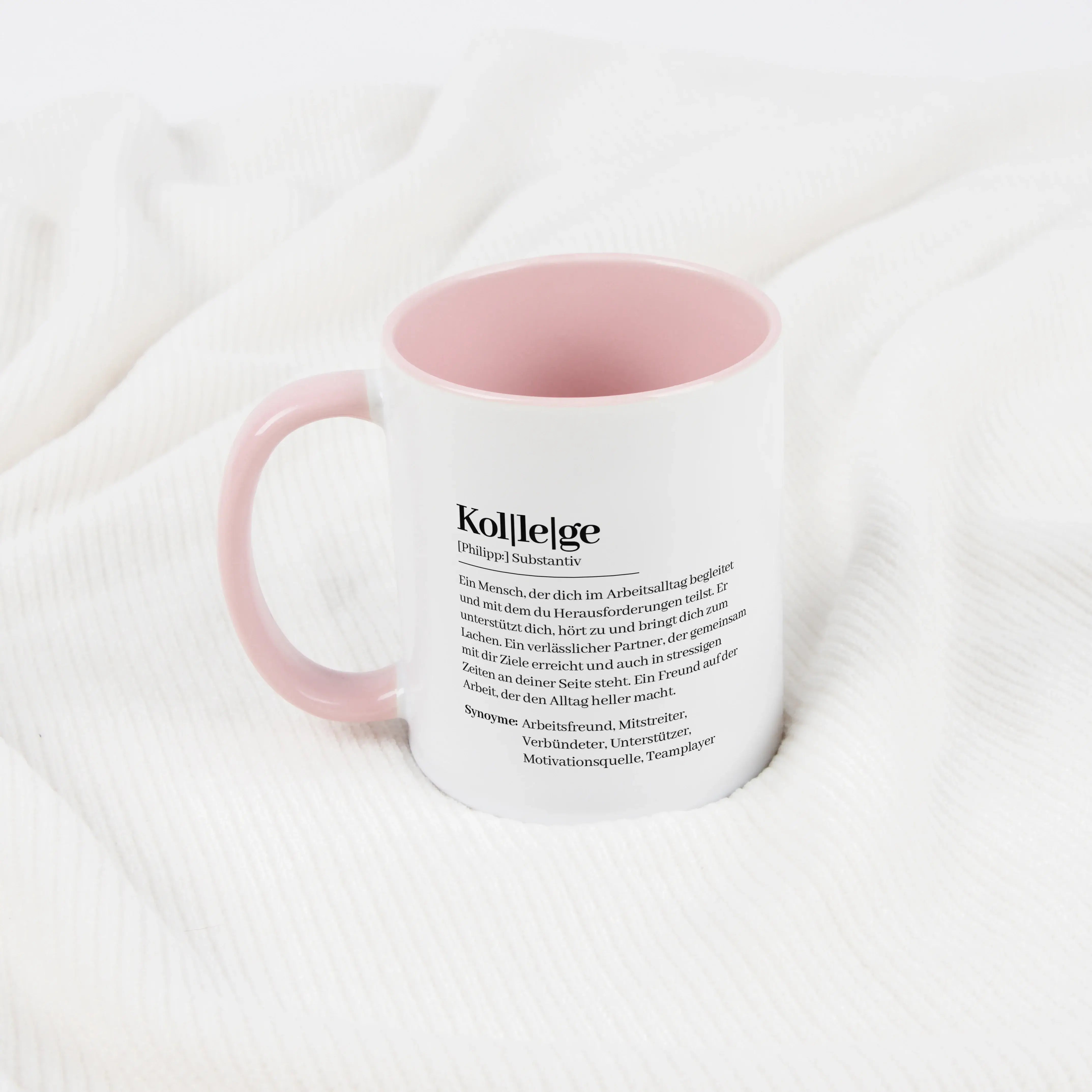 Tasse Definition Kollege-Keramik Tasse-famprints-Die Tasse Definition Kollege ist eine persönliche Geschenkidee für einen Menschen, der den Arbeitsalltag jeden Tag ein bisschen besser macht. Im liebevollen Duden Stil beschreibt sie deinen Kollegen mit Wor