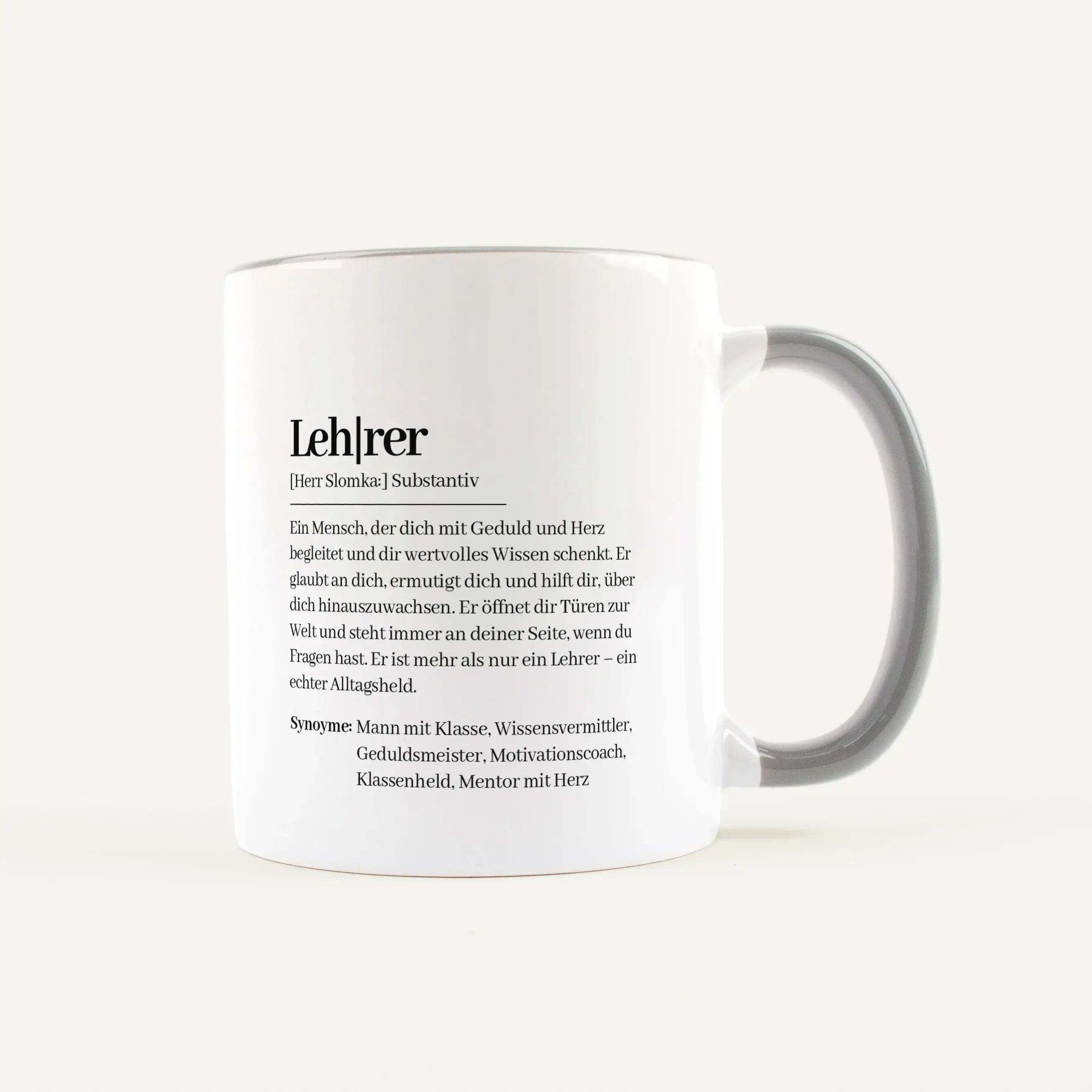 Tasse Definition Lehrer-Keramik Tasse-famprints-Tasse Definition Lehrer – ein persönliches Geschenk, das von Herzen kommt. Diese Tasse verbindet eine liebevolle Definition im Duden Stil mit deiner eigenen Note und macht daraus ein Geschenk, das im Schulal