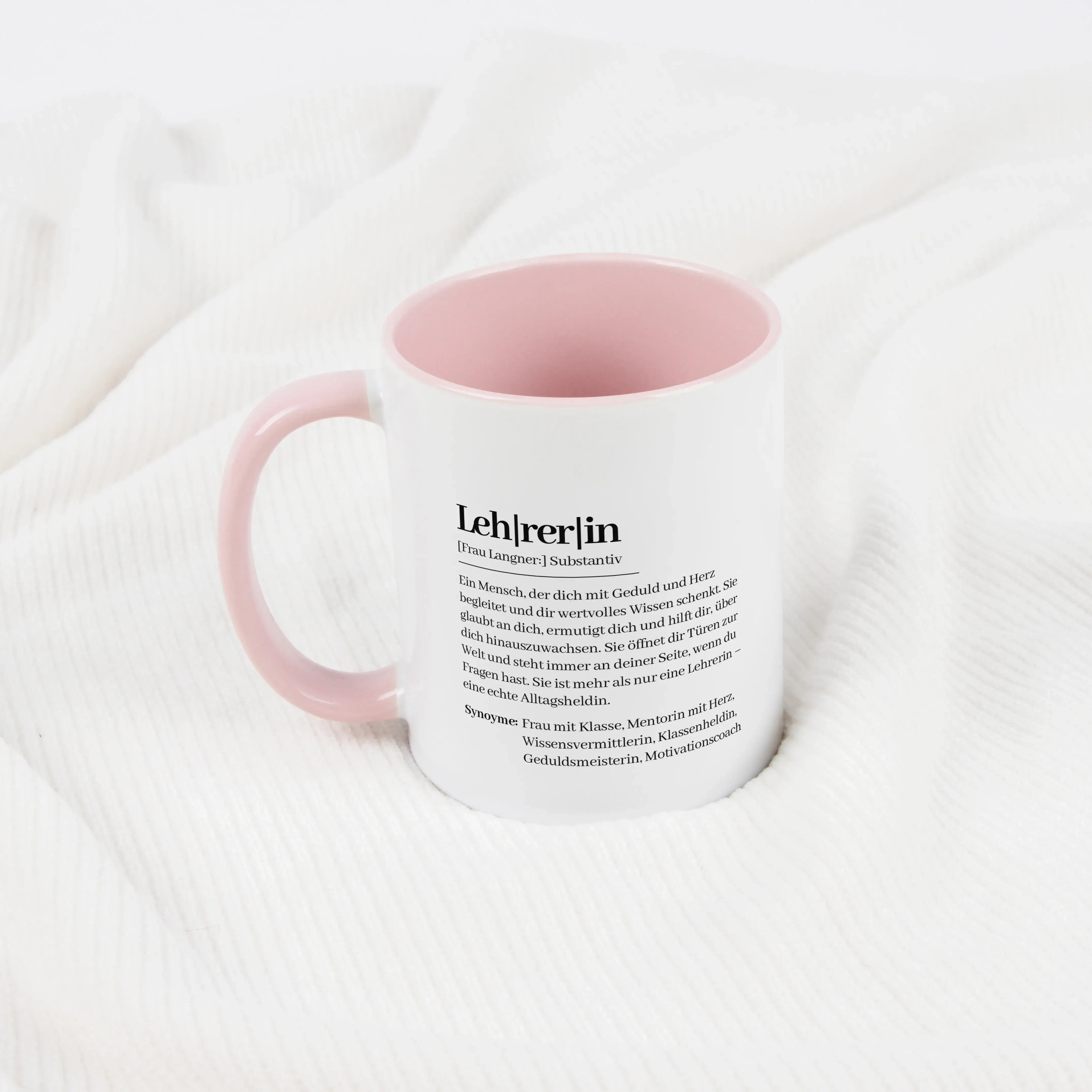 Tasse Definition Lehrerin-Keramik Tasse-famprints-Die Tasse Definition Lehrerin ist ein persönliches Geschenk für einen Menschen, der jeden Tag viel gibt und oft genau die richtigen Worte findet. Auf der weißen Tasse steht eine liebevolle Beschreibung im