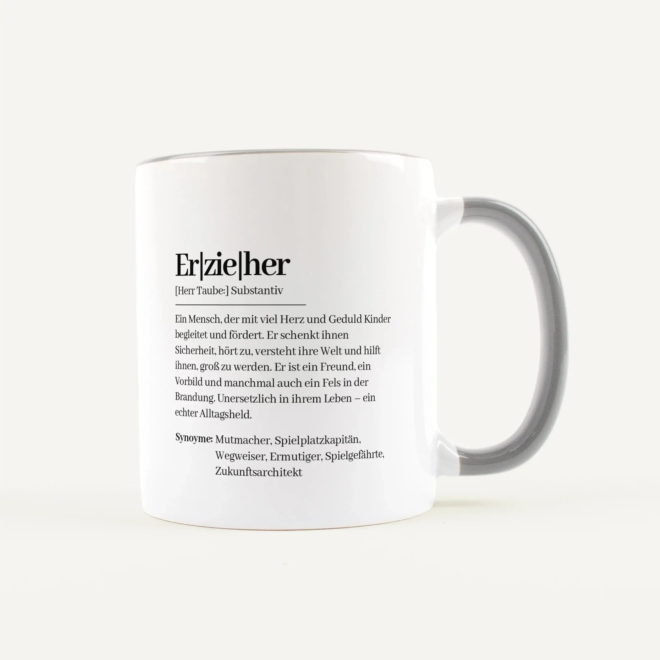 Tasse Definition Erzieher-Keramik Tasse-famprints-Mit der Tasse Definition Erzieher schenkst du nicht einfach nur eine Tasse, sondern eine persönliche Erinnerung mit Bedeutung. Das Design im liebevollen Duden Stil beschreibt, was einen Erzieher im Alltag