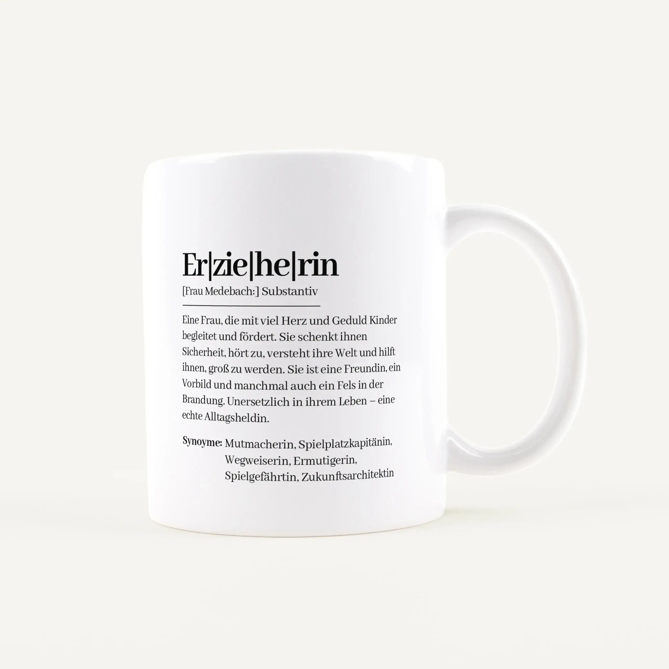 Tasse Definition Erzieherin-Keramik Tasse-famprints-Die Tasse Definition Erzieherin von famprints ist mehr als nur eine schöne Aufmerksamkeit. Sie bringt in liebevollen Worten auf den Punkt, was eine Erzieherin jeden Tag für Kinder bedeutet: begleiten, er