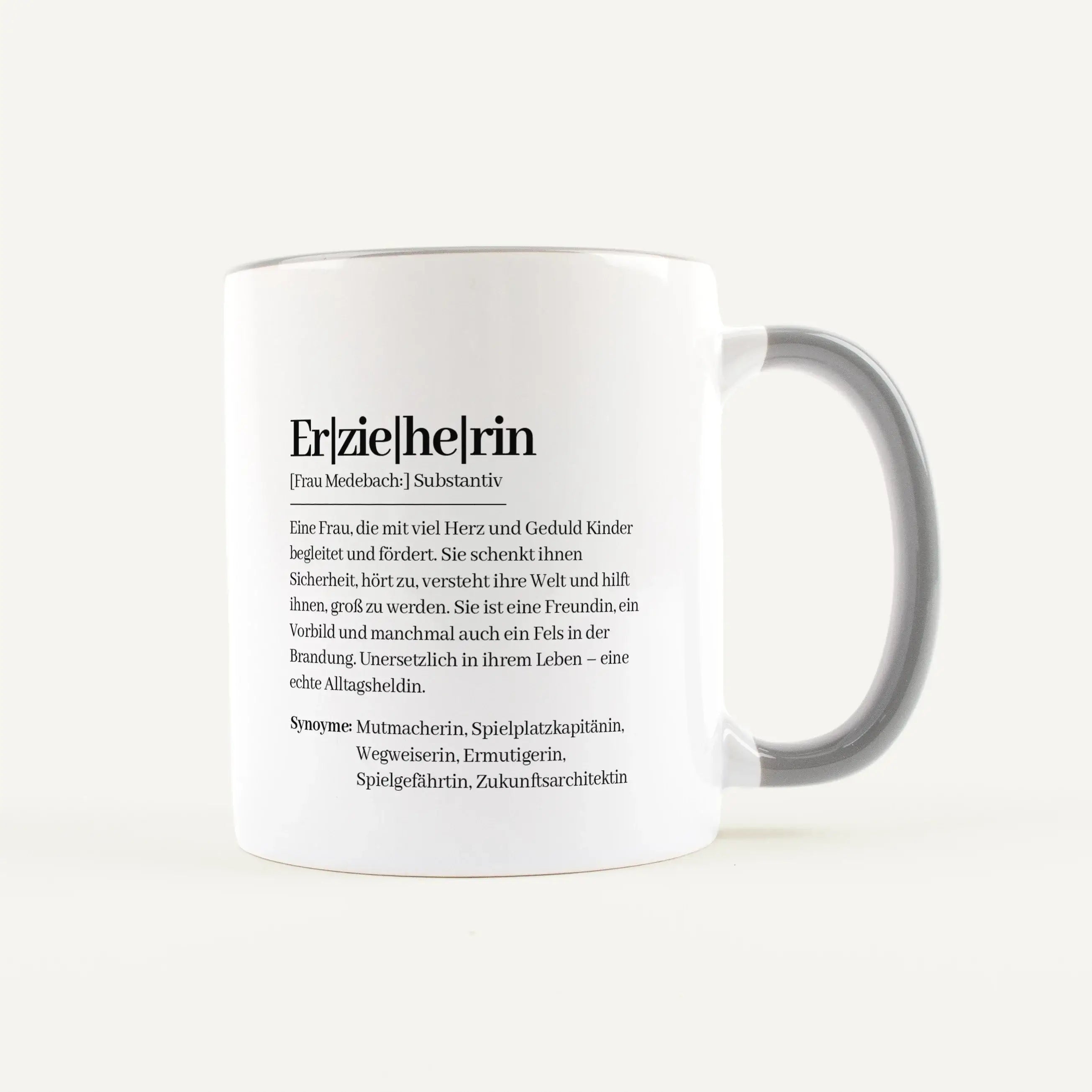 Tasse Definition Erzieherin-Keramik Tasse-famprints-Die Tasse Definition Erzieherin von famprints ist mehr als nur eine schöne Aufmerksamkeit. Sie bringt in liebevollen Worten auf den Punkt, was eine Erzieherin jeden Tag für Kinder bedeutet: begleiten, er