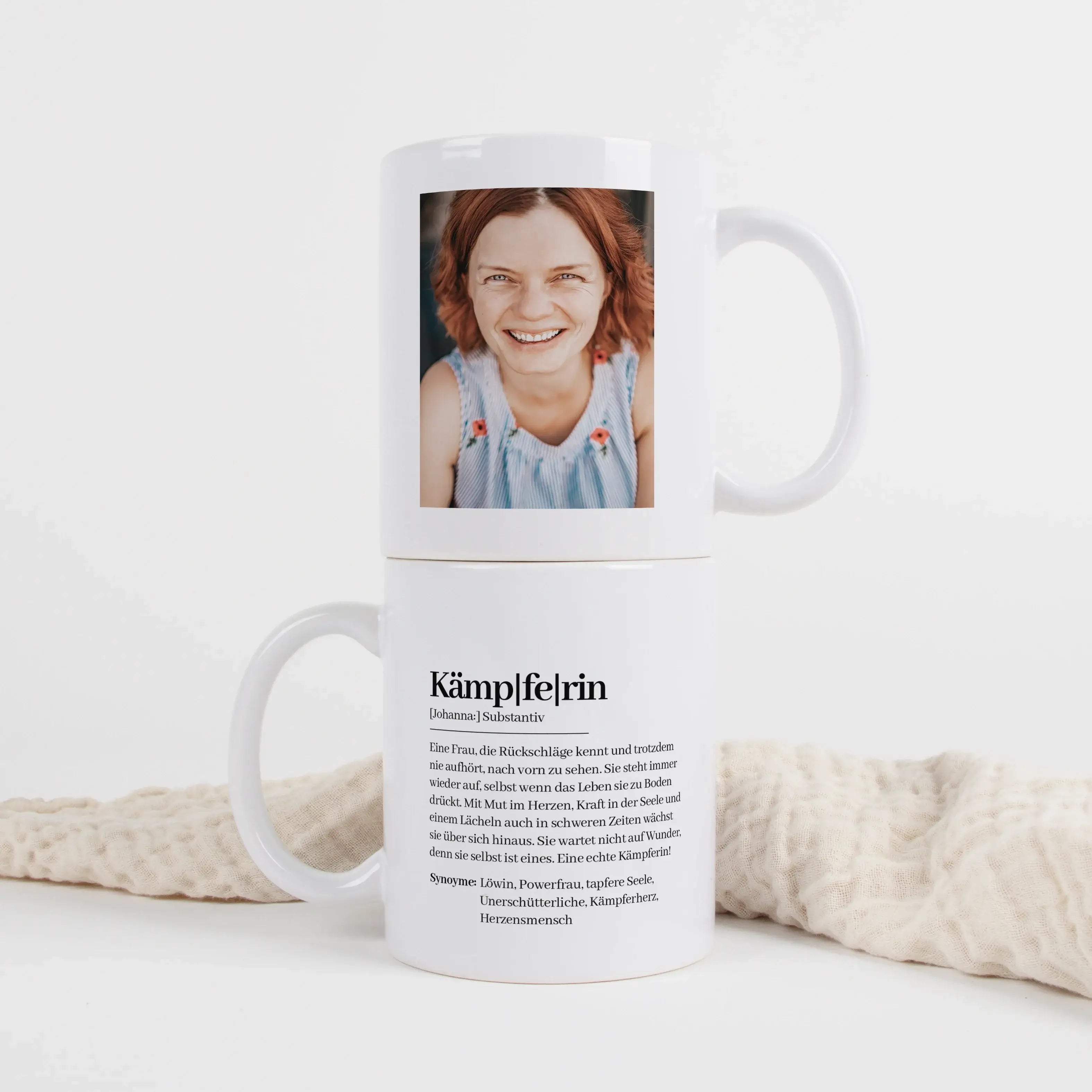 Tasse Definition Kämpferin-Keramik Tasse-famprints-Die Tasse Definition Kämpferin ist eine liebevolle Mutmacher Tasse für Frauen, die im Alltag viel tragen und trotzdem nie aufgeben. Das Design im Duden Stil verbindet starke Worte mit echter Bedeutung und