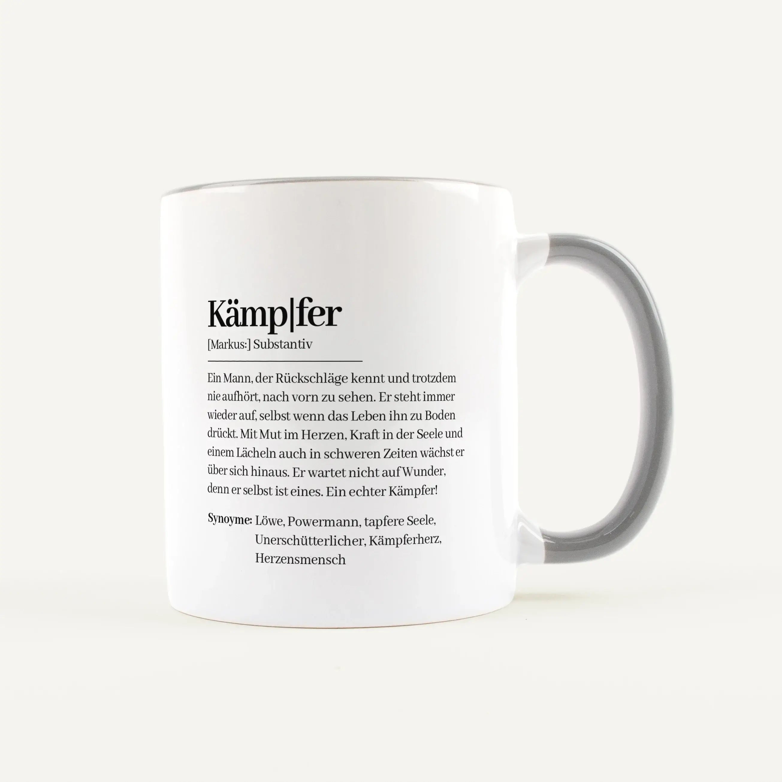 Tasse Definition Kämpfer-Keramik Tasse-famprints-Tasse Definition Kämpfer von famprints ist mehr als nur eine personalisierte Tasse – sie ist eine kleine Botschaft für Menschen, die nicht aufgeben. Das Design im liebevollen Duden Stil beschreibt, was eine