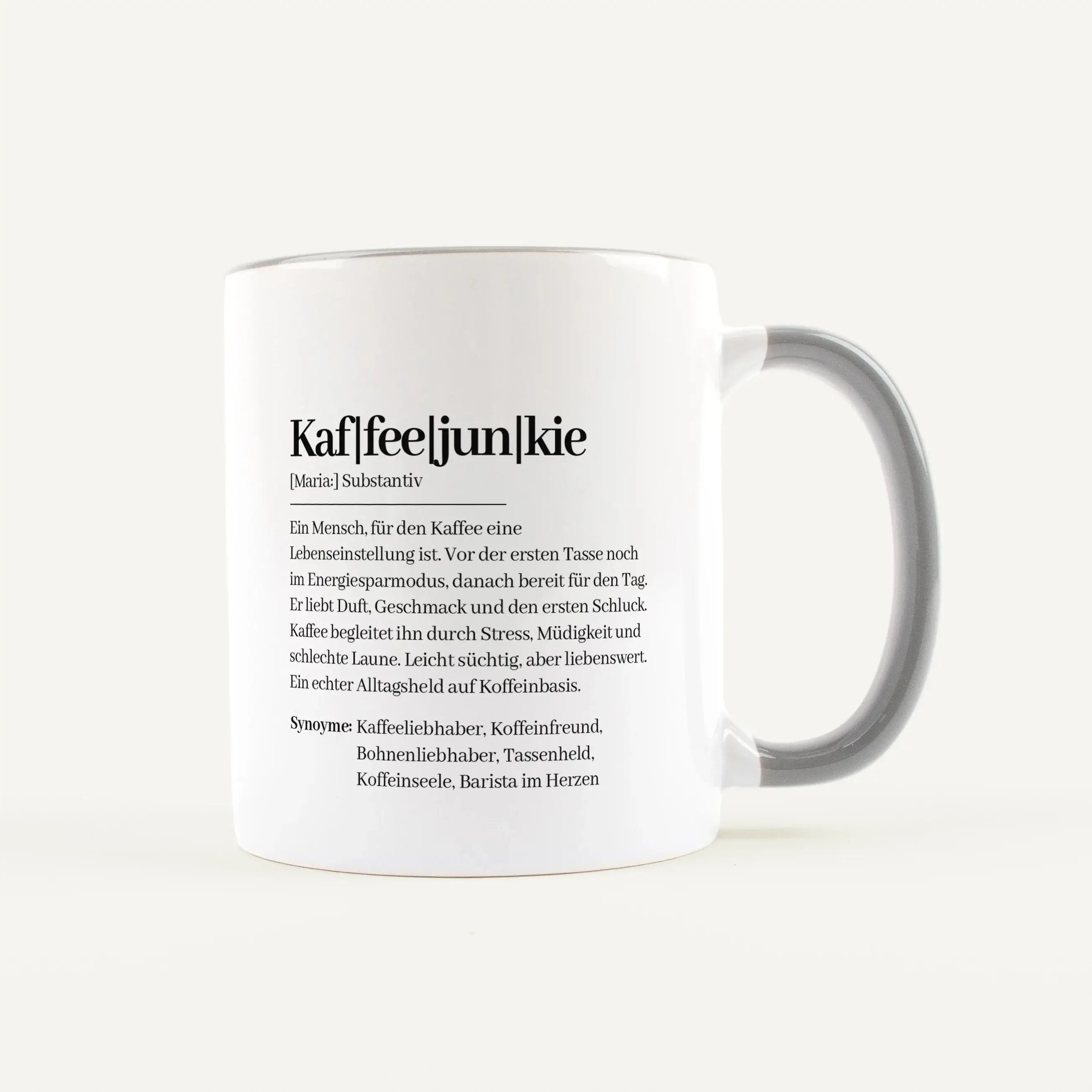 Tasse Definition Kaffeejunkie-Keramik Tasse-famprints-Die Tasse Definition Kaffeejunkie ist für alle, bei denen der erste Kaffee mehr ist als nur ein Getränk. Der Duden Stil macht aus einem kleinen Alltagsmoment eine persönliche Botschaft mit Augenzwinker