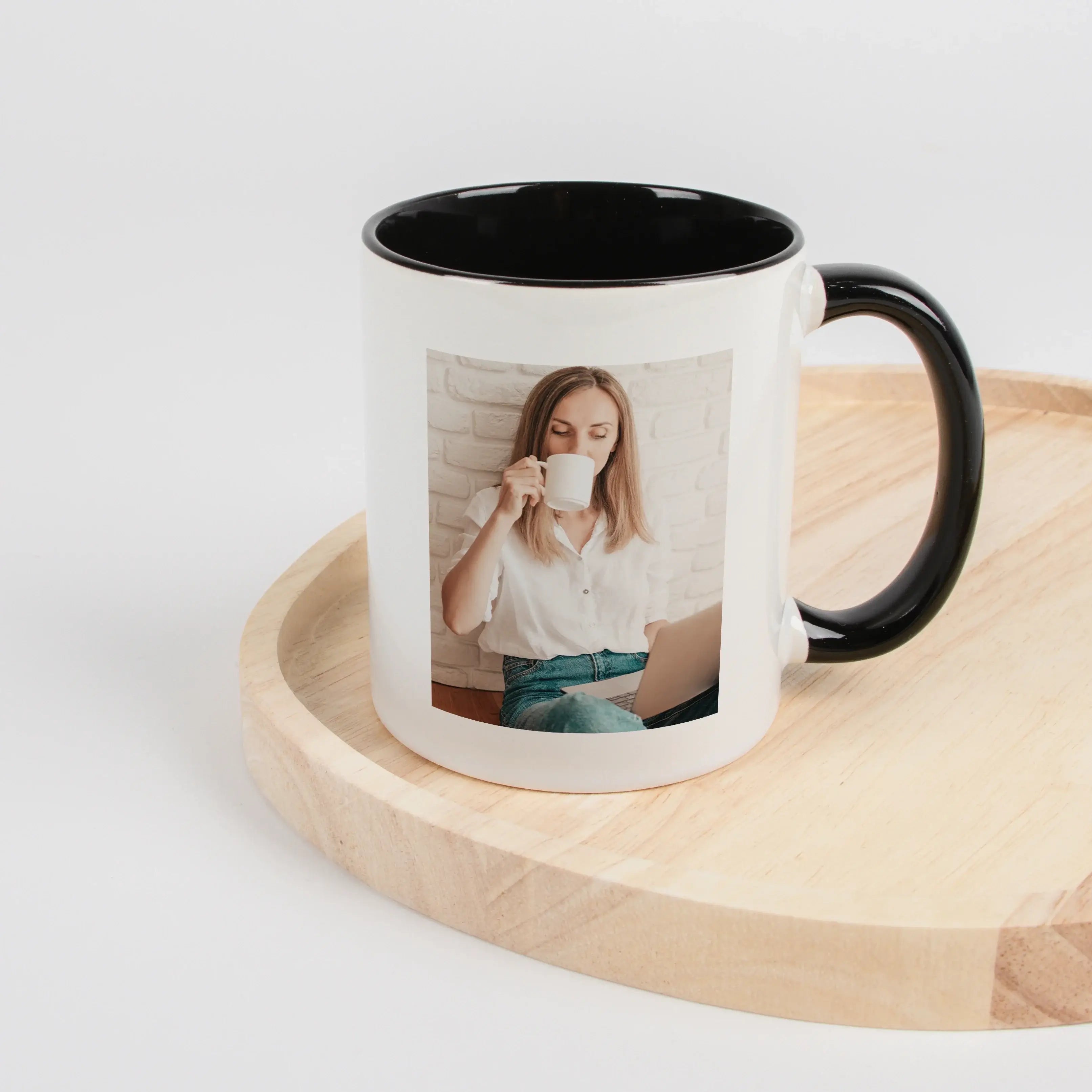 Tasse Definition Kaffeejunkie-Keramik Tasse-famprints-Die Tasse Definition Kaffeejunkie ist für alle, bei denen der erste Kaffee mehr ist als nur ein Getränk. Der Duden Stil macht aus einem kleinen Alltagsmoment eine persönliche Botschaft mit Augenzwinker