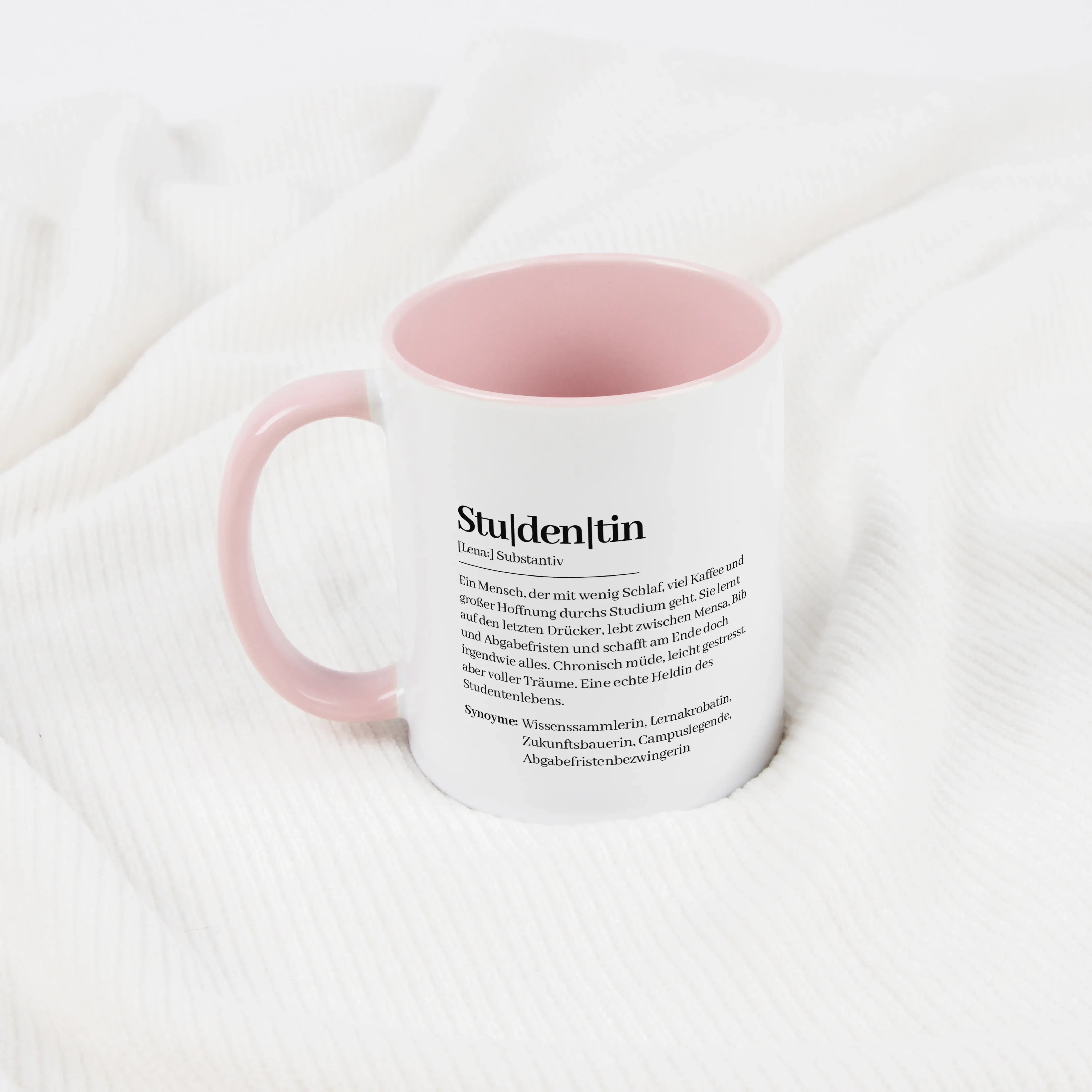 Tasse Definition Studentin-Keramik Tasse-famprints-Die Tasse Definition Studentin von famprints ist eine liebevolle Geschenkidee für alle, die zwischen Vorlesung, Bibliothek, Mensa und Abgabestress ihren Humor nicht verlieren. Der Spruch im Duden Stil bri