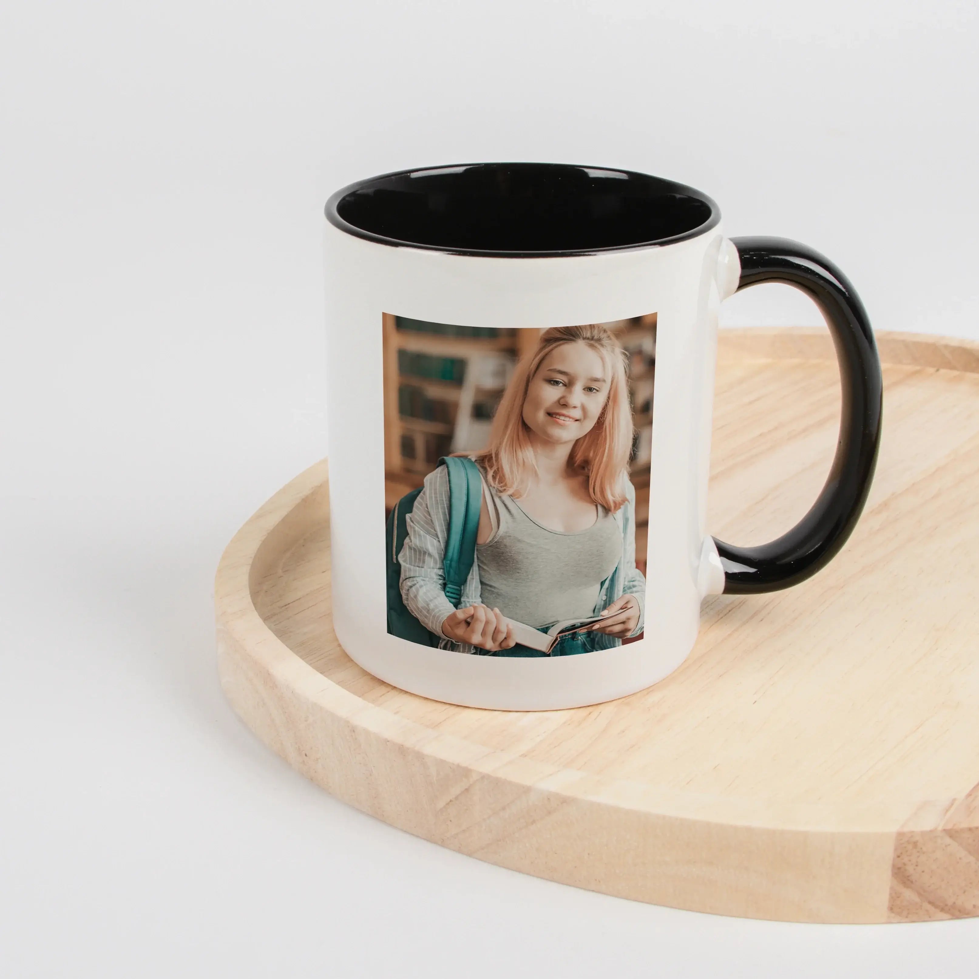 Tasse Definition Studentin-Keramik Tasse-famprints-Die Tasse Definition Studentin von famprints ist eine liebevolle Geschenkidee für alle, die zwischen Vorlesung, Bibliothek, Mensa und Abgabestress ihren Humor nicht verlieren. Der Spruch im Duden Stil bri