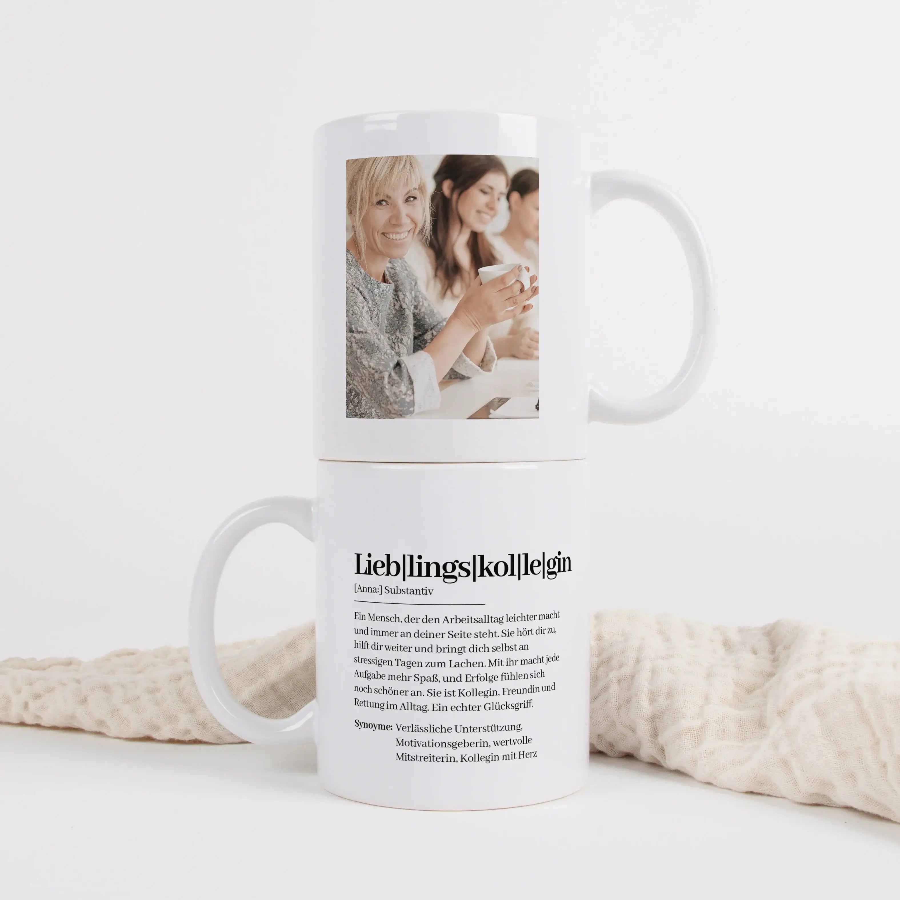 Tasse Definition Lieblingskollegin-Keramik Tasse-famprints-Die Tasse Definition Lieblingskollegin ist eine persönliche Geschenkidee für einen Menschen, der den Arbeitsalltag einfach schöner macht. Das Design im Duden Stil sagt mit liebevollen Worten genau